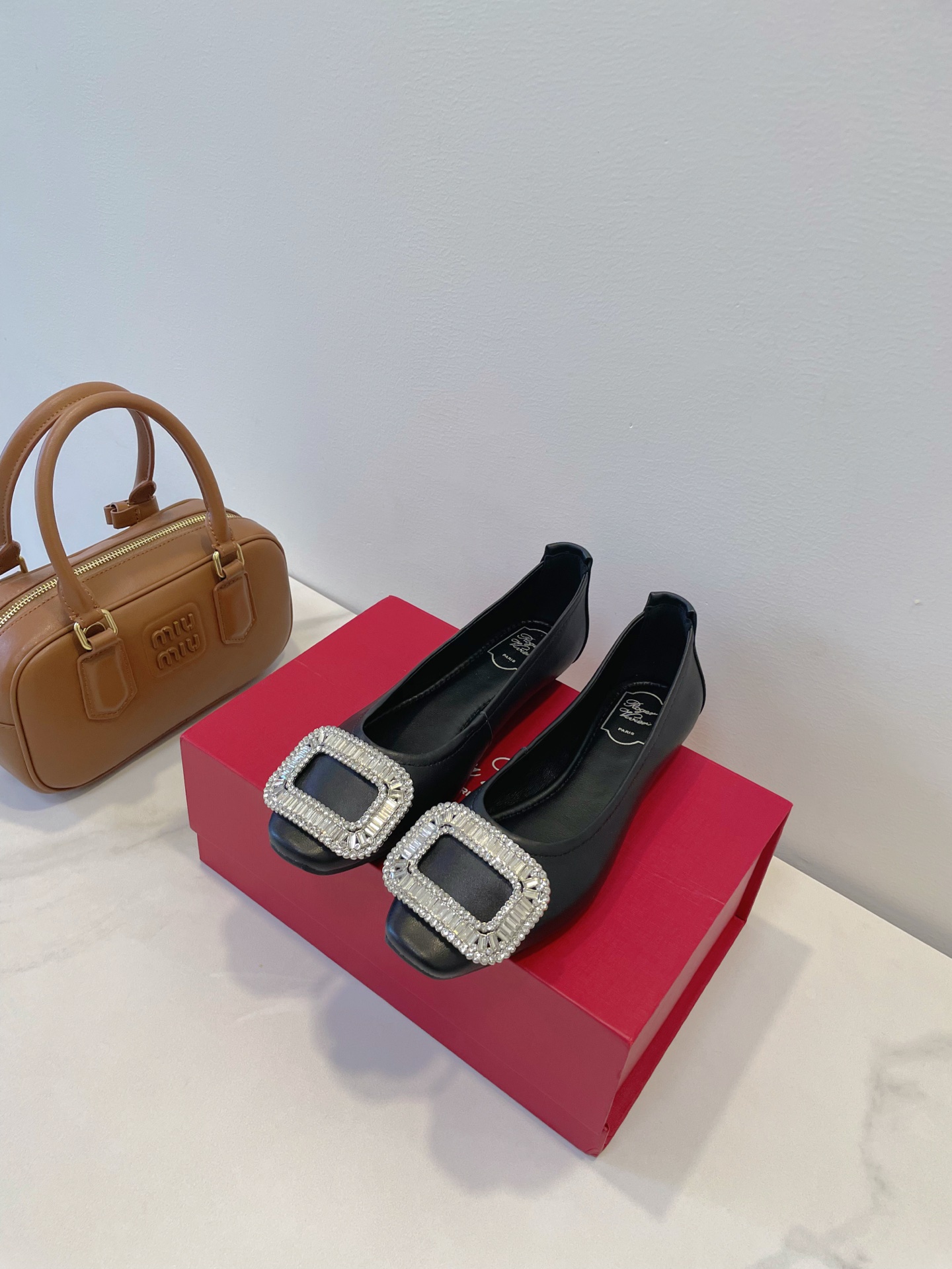 NO:497824,RV diamond buckle is so beautiful that it can’t be taken away!  Gentleness has its own strength, wealth that pours on the sky, a true exquisite little princess!  Size 35-40 Original box packaging accessories, ballet shoes19860909RV 系钻扣美得移不开眼！ 温柔自有力量 泼天的富贵 真正的精致小公主！ Size 35-40 原盒包装配件,芭蕾舞鞋,Women's Shoes