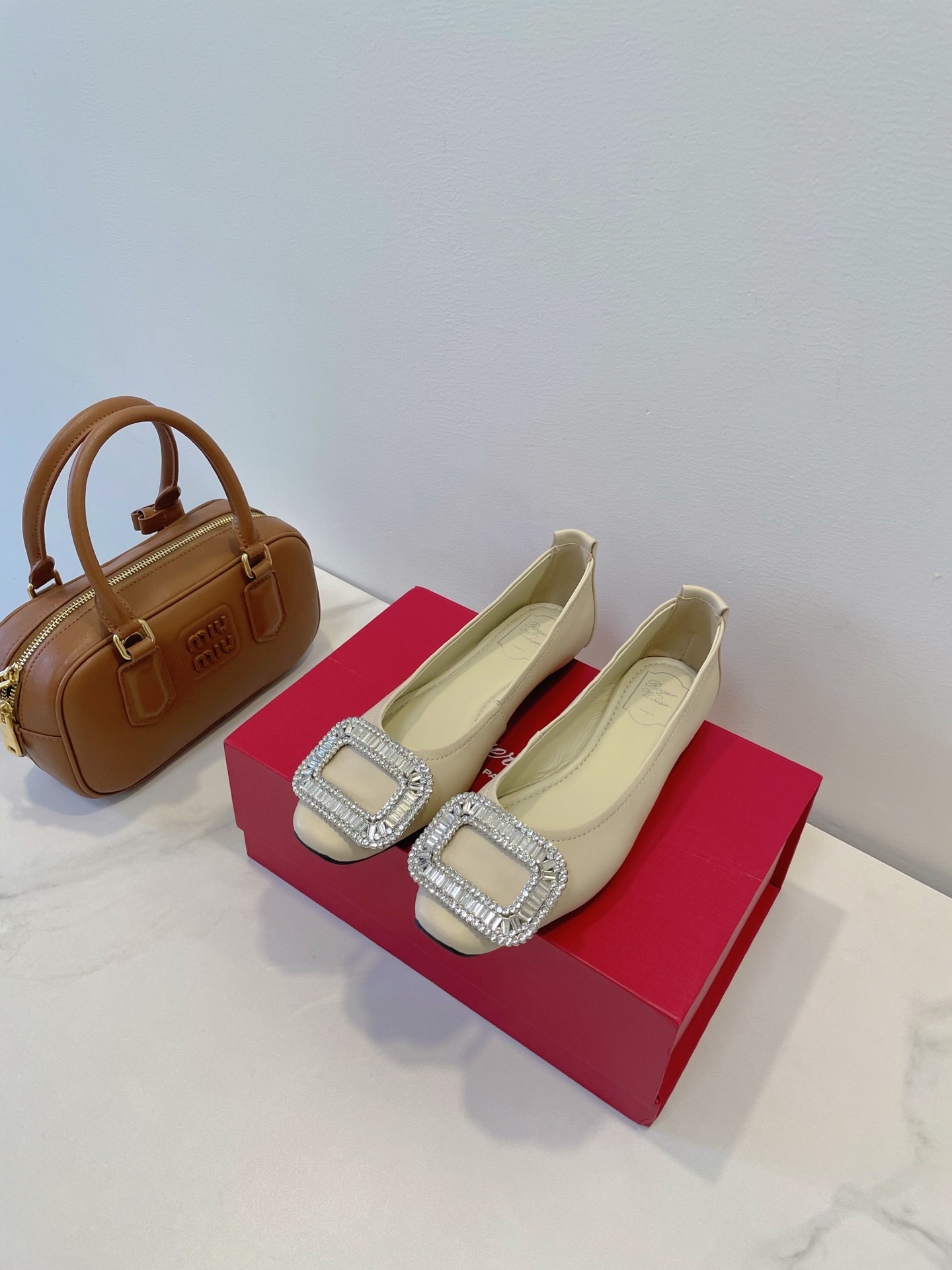 NO:545118,Dancing shoes, soft sole and soft side!  RV diamond buckle is so beautiful that it can’t be taken away!  Gentleness has its own strength, wealth that pours on the sky, a true exquisite little princess!  Size 35-40 Original box packaging accessories, single shoes19860909跳舞鞋,软底软面！ RV 系钻扣美得移不开眼！ 温柔自有力量 泼天的富贵 真正的精致小公主！ Size 35-40 原盒包装配件,单鞋,Women's Shoes