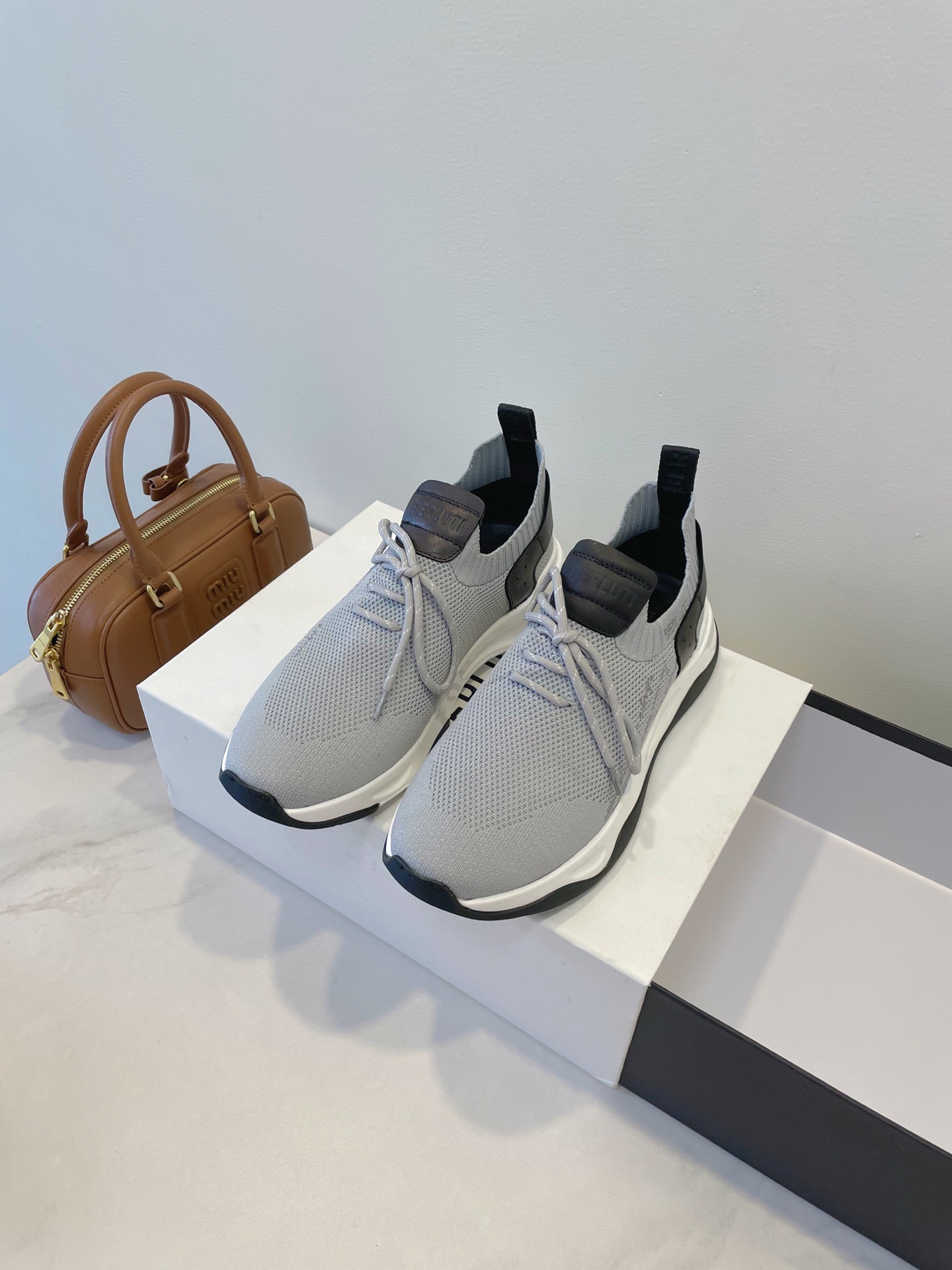 NO:491870,Men's shoes Berluti · fw25 new shadow is available, with a new two-color elastic upper design, lightweight, breathable and comfortable, iconic sneakers, complementing the modern lifestyle, and reinterpreting the style!  Venezia calf leather with details, luxurious texture, full of craftsmanship and luxurious elements!  High-end rubber foam sole is light and comfortable, with good wear-resistant and anti-slip performance, providing stable support for walking!  The unique highlights of the Shadow sewing series, with the ultimate detailing treatment, add a new layer of depth to its modern appearance!  Size 39-46 Original box packaging accessories, casual shoes/sports shoes, sneakers, cowhide19860909男仕鞋履 Berluti 布鲁提 · fw25 新款shadow上市,全新双色弹性鞋面设计,轻盈透气舒适,标志性运动鞋,与现代生活方式相得益彰,风格重新演绎！ Venezia 小牛皮拼皮细节,质感奢华,充满匠心精神与奢华元素！ 高端橡胶发泡鞋底,轻盈舒适,具有良好的耐磨防滑性能,为行走提供稳定支撑！ Shadow 缝艺系列独特亮点,极致细节处理,为其摩登外观增添一层全新的深度美感！ Size 39-46 原盒包装配件,休闲鞋/运动鞋,sneakers,cowhide,Women's Shoes