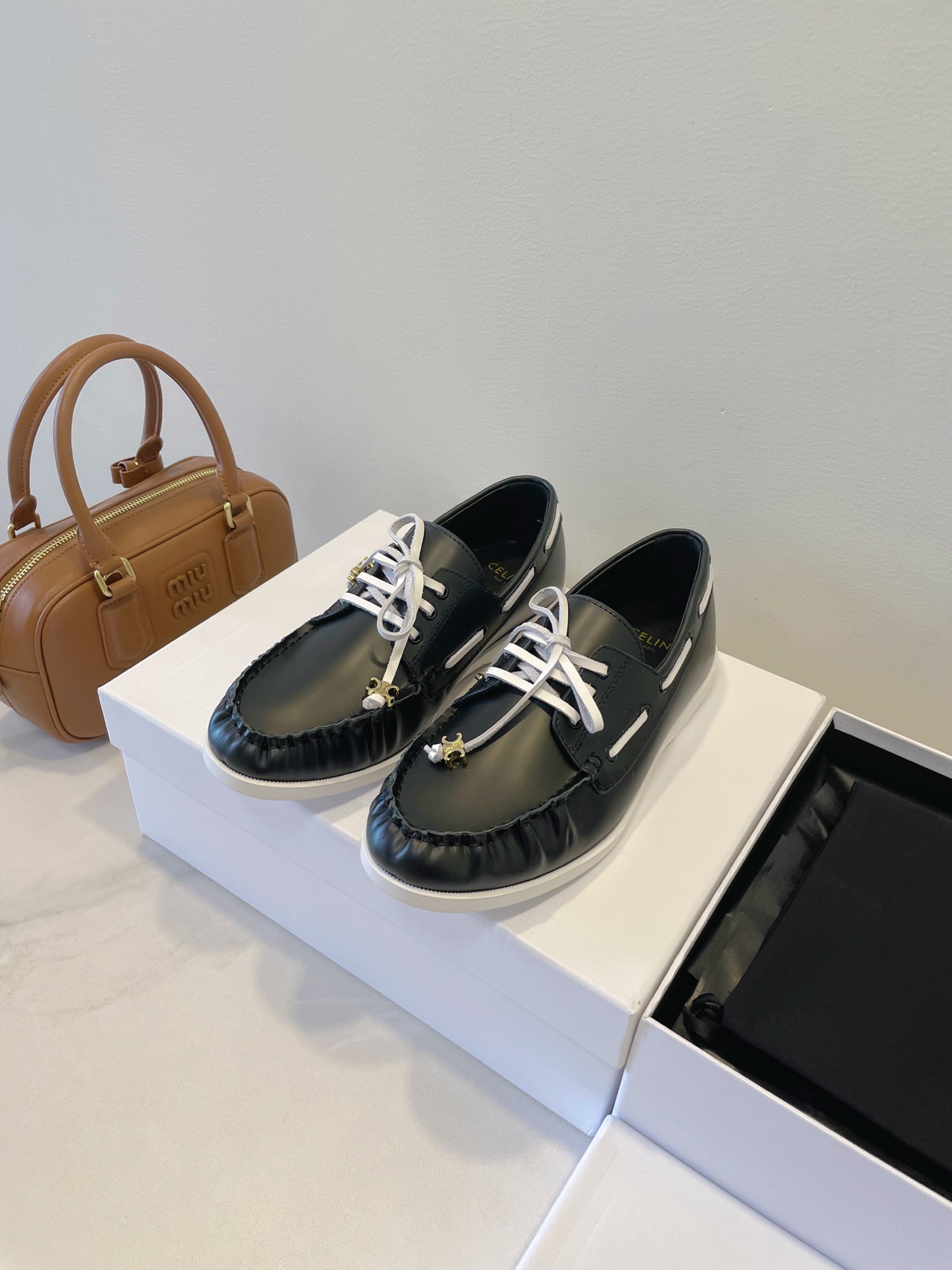 NO:545109,New members of the Four Seasons ~ CELINE 'universal single product' is effortless to create different styles!  The elegant temperament of a nobleman is simple and high-end!  Size 35-40 Original box packaging accessories, loafers, celine, celine, loafers19860909四季新成员～ CELINE 赛琳“万能单品”搭出不同风格毫不费力！贵族的优雅气质,简单又高级！ Size 35-40 原盒包装配件,乐福鞋,celine,celine,loafers,Women's Shoes