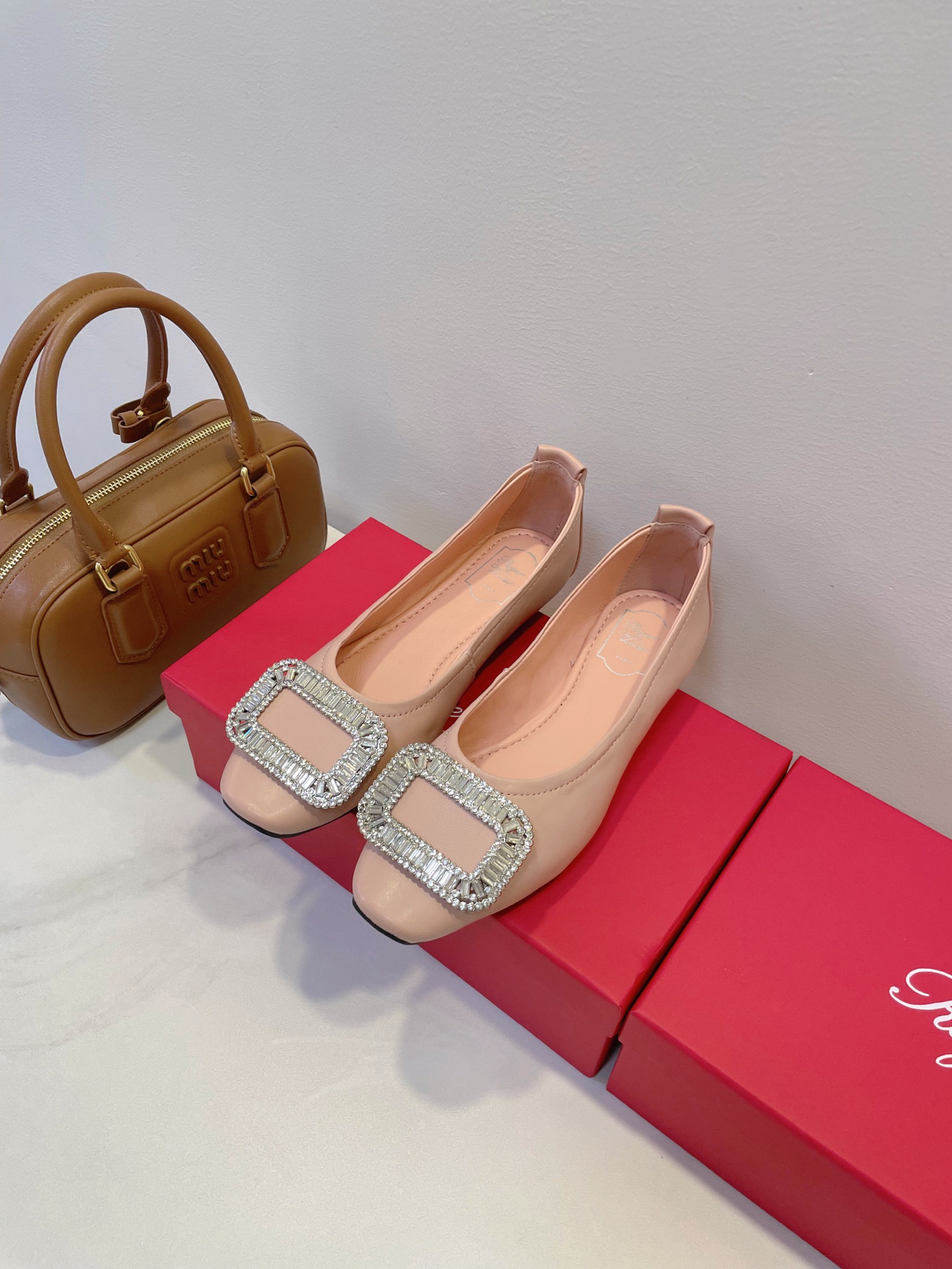 NO:497830,Dancing shoes, soft sole and soft side!  RV diamond buckle is so beautiful that it can’t be taken away!  Gentleness has its own strength, wealth that pours on the sky, a true exquisite little princess!  Size 35-42 Original box packaging accessories, ballet shoes19860909跳舞鞋,软底软面！ RV 系钻扣美得移不开眼！ 温柔自有力量 泼天的富贵 真正的精致小公主！ Size 35-42 原盒包装配件,芭蕾舞鞋,Women's Shoes