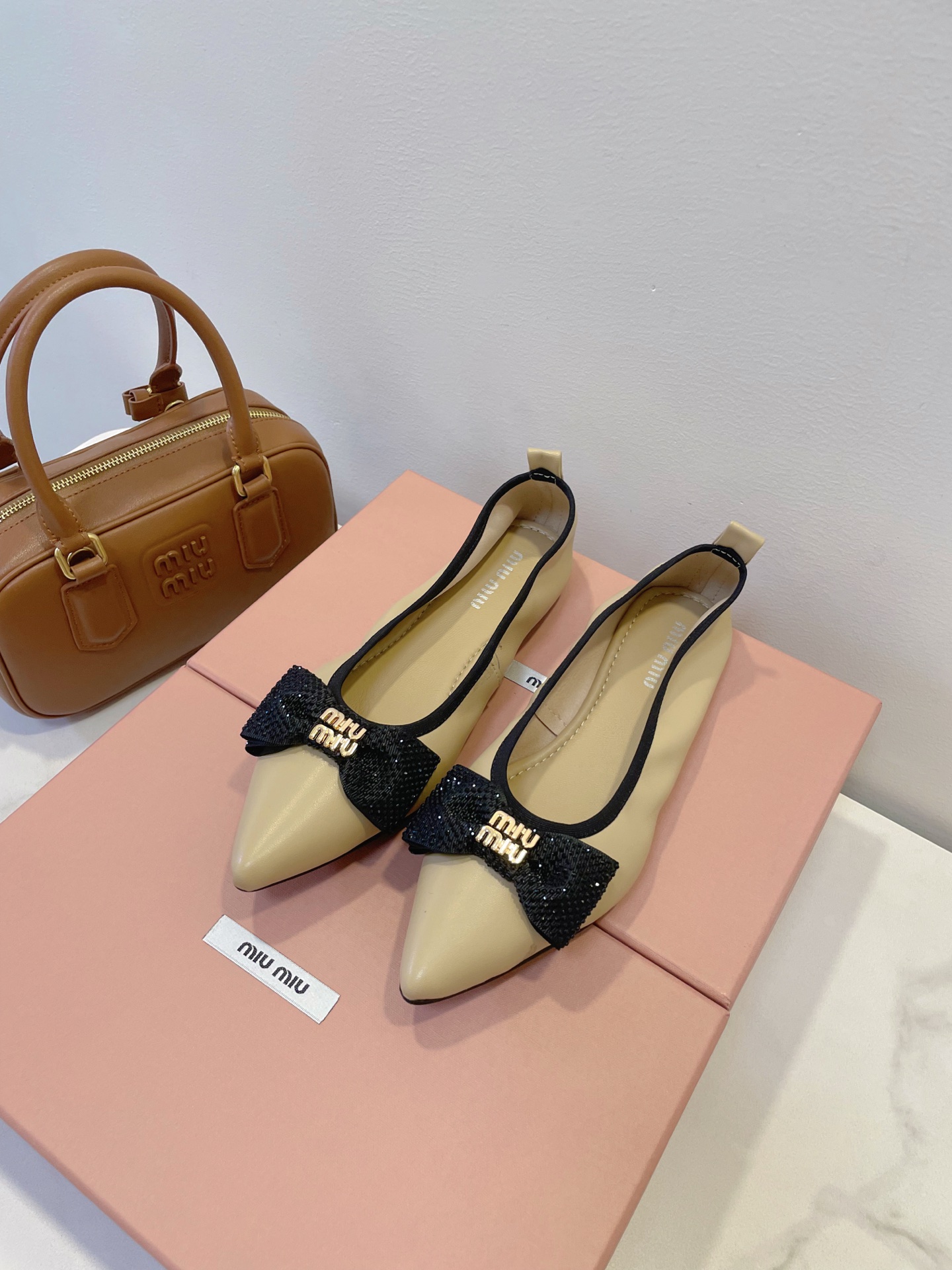 NO:545127,OOTD / Rich girl’s daughter’s outfit is a sight to behold~ Miumiu ballet shoes, elegant and intellectual pointed toe, beautiful and walking on the ground, so understanding of women’s hearts, so good at grasping the sense of sophistication, bow + imported rhinestones, beautiful to the core, sexy and cute in one Size 35-40 Original box packaging accessories, single shoes, miumiu19860909OOTD / 富家小姐千金即视感穿搭～ Miumiu 芭蕾舞鞋,优雅知性小尖头,美丽且如履平地太懂女人心了,太会拿捏精致感了,蝴蝶结+进口水钻,美到心坎,集性感与可爱一体 Size 35-40 原盒包装配件,单鞋,miumiu,Women's Shoes