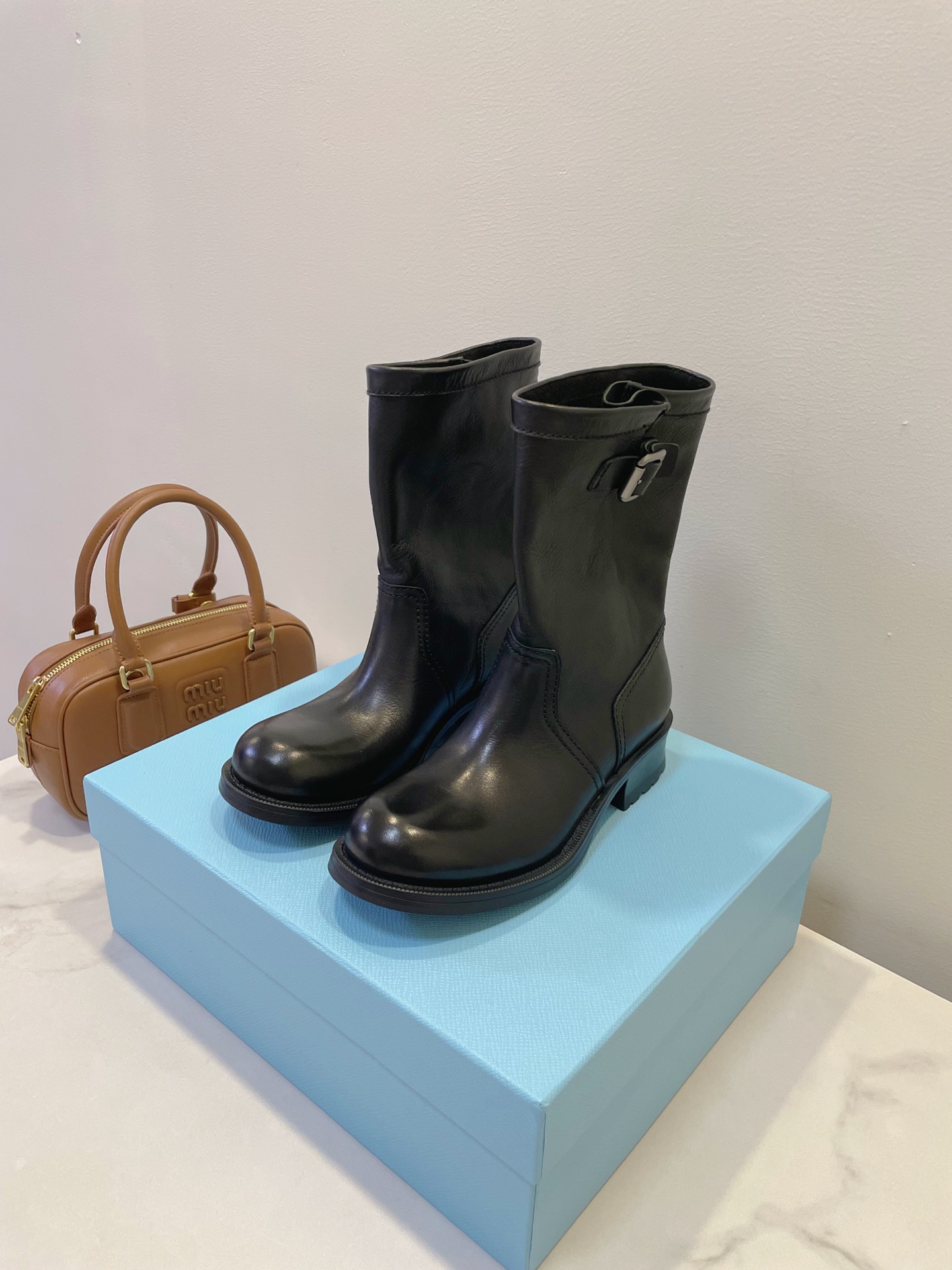 NO:560005,Redefining stacking boots Prada Prada's natural stacking short boots are a cool item in my rebirth!  Size 35-40 original box packaging accessories, boots, prada, prada, boots19860909重新定义堆堆靴 Prada 普拉达 自然堆叠感短靴 重生之我酷毙单品！ Size 35-40 原盒包装配件,靴子,prada,prada,boots,Women's Shoes