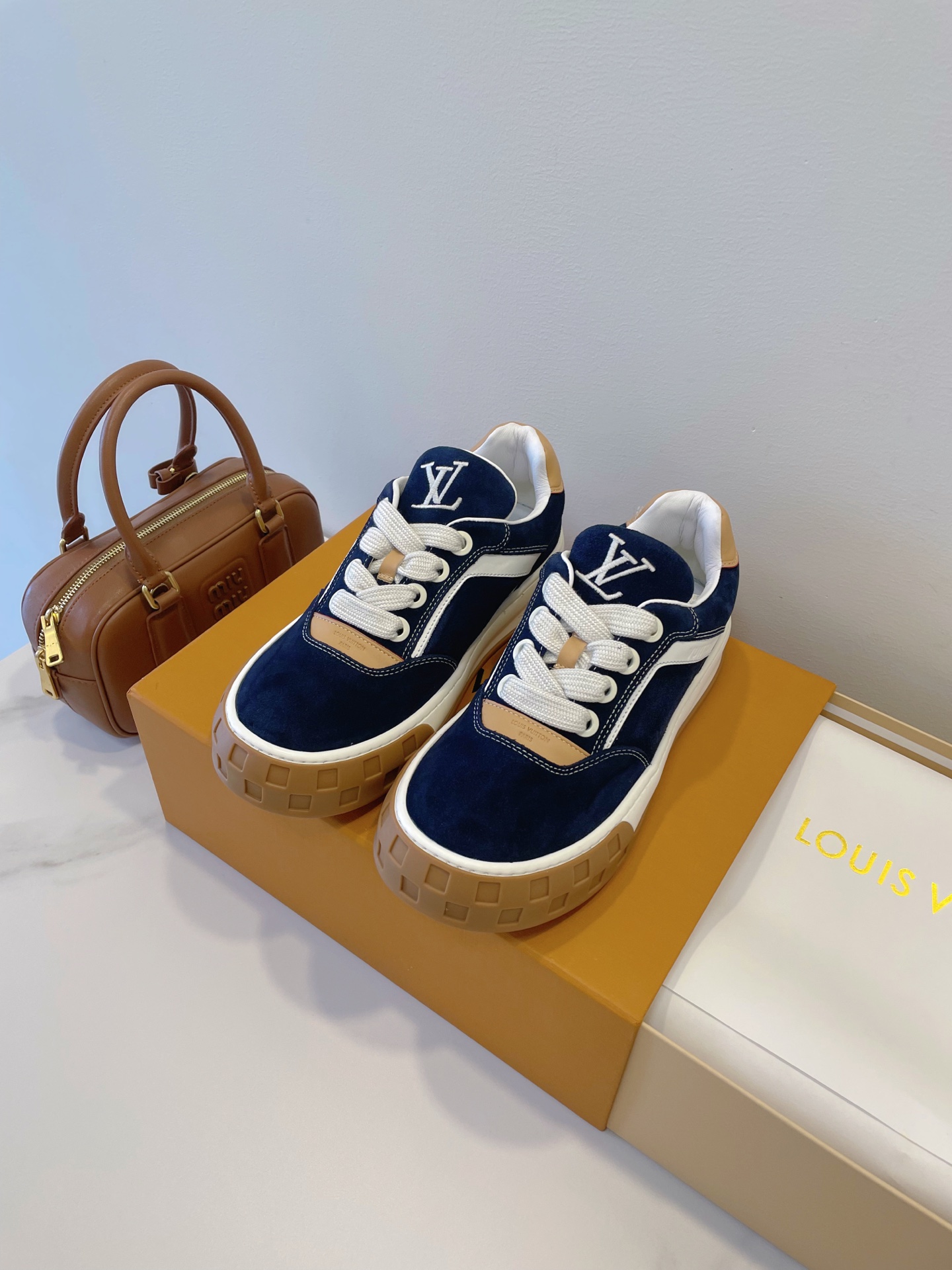 NO:693368,LV TITLED combines retro and street style, reviving the classics. Gong Jun and Lin have the same style. The real thing is really high-end and feels good on your feet!  Men's and women's sizes 35-45 original box packaging accessories, casual shoes/sports shoes, louis vuitton, sneakers19860909LV TITLED 复古与街头融合,回潮重塑经典 龚俊,林一同款,实物真的很高级,脚感很好！ 男女尺码35-45 原盒包装配件,休闲鞋/运动鞋,louis vuitton,sneakers,Women's Shoes