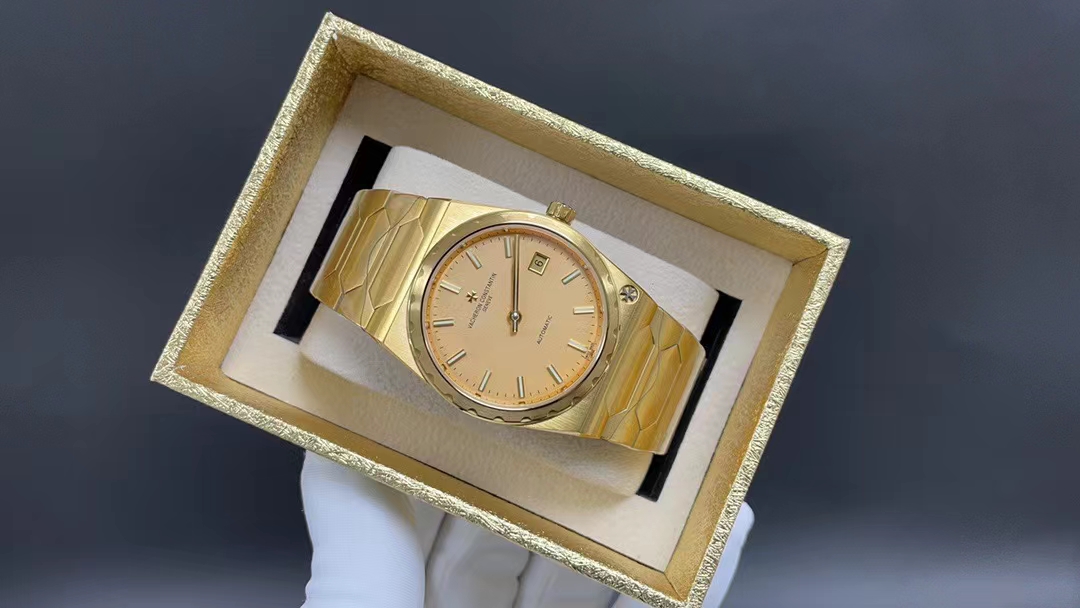 NO:146912,The new model is retro and fashionable, and is highly sought after by many celebrities. Vacheron Constantin re-launched the iconic luxury sports watches of the historical masterpiece series to commemorate the 222nd anniversary of the brand. The case size is 37MM X8MM barrel-shaped with a three-part structure, making the whole not small. The grooved large gear bezel and the Malta cross logo at 5 o'clock show its noble atmosphere. The dial is gold, rose gold, brushed silver and brushed gray with metal brushed strip hour markers and rod-shaped hands with luminous coating, retaining the most classic two-handed movement. The movement 9015 is changed to Vacheron Constantin's own 2455/2 movement. The components from plywood to steel wheels are carefully decorated, and the automatic swing is plated with 22k gold and engraved in 222 fonts. The strap uses an integrated hexagonal central link to make the watch more angular, while the beauty of timelessness and elegance  Order from now on, get a free mini original watch box, vacheron, gold19860909新款推出复古且时髦,深受众多明星追捧——江诗丹顿重新重磅推出历史名作系列标志性豪华运动型腕表以纪念品牌成立222周年. 表壳尺寸37MM X8MM酒桶形采用三部分结构让整体并不显小,凹槽大齿轮表圈搭配5点钟位置的马耳他十字标志尽显其尊贵气息 表盘金色.玫瑰金.拉丝银及拉丝灰搭配金属拉丝附有夜光涂层的条形时标及棒状指针,保留最经典的二针 机芯9015改江诗丹顿自产2455/2机芯.从夹板到钢轮等部件均精工装饰,自动摆坨更是镀有22k黄金并篆刻222字体 表带采用一体式六边型中央链节让整表更显棱角分明,同时又不失隽永优雅的美感 即日起下单赠送mini版原装表盒一个,,vacheron,gold,Watch