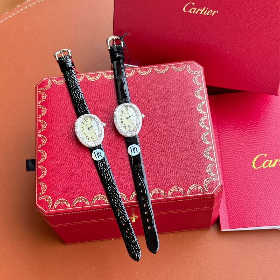 NO:157510,DR Factory Cartier Baignoire Bathtub Series watch, a watch worth recommending by the goddess!  1 The shape of an elegant European style bathtub perfectly interprets Cartier's classic aesthetics, and the renewed power of watch design emerges!  Another classic bathtub series from 2Kajia. I was surprised when I got the real thing and I was very good-looking!  The oval appearance feels like an elegant European-style bathtub, which is so beautiful!  3Baignoire bathtub series watch, quartz movement. 4 set with a cabochon gem. 5 silver-plated dial, sword-shaped blue steel hand, sapphire crystal mirror 6 case size 32x26mm, thickness 8mm, cartier19860909DR Factory 卡地亚Baignoire浴缸系列腕表,女神值得推荐的一款腕表！ 1典雅欧风浴缸形状,完美演绎卡地亚的经典美学,涌现腕表设计的焕新力量！ 2卡家又一经典之作浴缸系列.实物拿到手的时候大吃一惊,颜值高 ！椭圆外型的感觉正是典雅欧风浴缸形状,这也太好看了吧！ 3Baignoire浴缸系列腕表,石英机芯. 4镶嵌一颗凸圆形宝石. 5镀银表盘,剑形蓝钢指针,蓝宝石水晶镜面 6表壳尺寸32x26毫米,厚度8毫米,,cartier,Watch