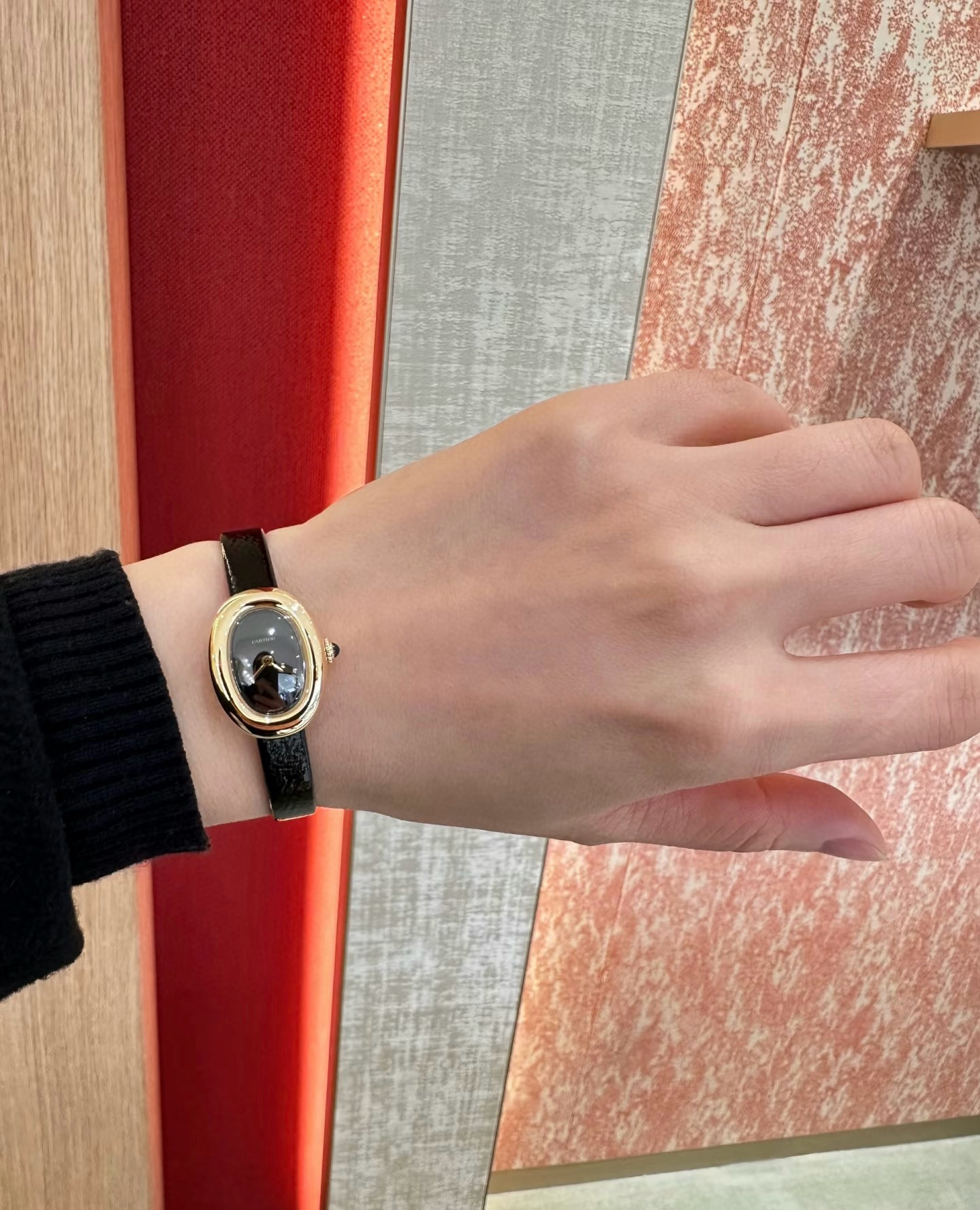 NO:391709,DR Factory Cartier Baignoire Bathtub Series watch, a watch worth recommending by the goddess!  1 The shape of an elegant European style bathtub perfectly interprets Cartier's classic aesthetics, and the renewed power of watch design emerges!  Another classic bathtub series from 2Kajia. I was surprised when I got the real thing and I was very good-looking!  The oval appearance feels like an elegant European-style bathtub, which is so beautiful!  3Baignoire bathtub series watch, quartz movement. 4 set with a cabochon sapphire. 5 silver-plated dial, sword-shaped blue steel hand, sapphire crystal mirror, black lacquered calfskin 6 case size 32x26mm, thickness 8mm, cartier, cowhide19860909DR Factory 卡地亚Baignoire浴缸系列腕表,女神值得推荐的一款腕表！ 1典雅欧风浴缸形状,完美演绎卡地亚的经典美学,涌现腕表设计的焕新力量！ 2卡家又一经典之作浴缸系列.实物拿到手的时候大吃一惊,颜值高 ！椭圆外型的感觉正是典雅欧风浴缸形状,这也太好看了吧！ 3Baignoire浴缸系列腕表,石英机芯. 4镶嵌一颗凸圆形蓝宝石. 5镀银表盘,剑形蓝钢指针,蓝宝石水晶镜面 黑色亮漆面小牛皮 6表壳尺寸32x26毫米,厚度8毫米,,cartier,cowhide,Watch