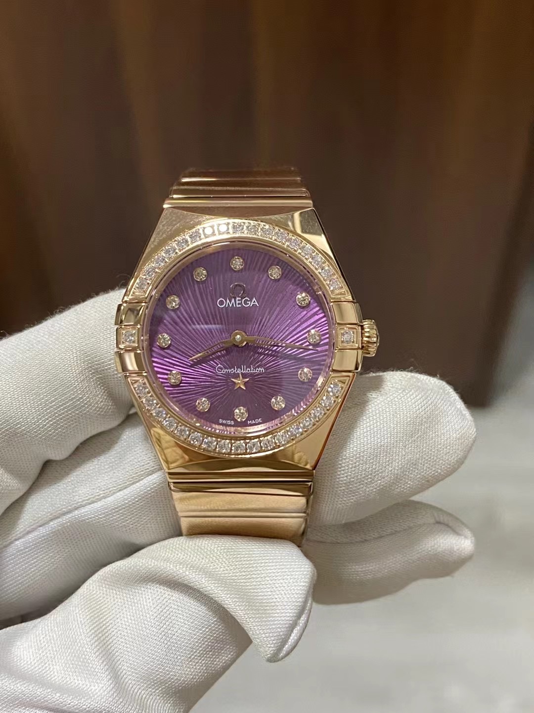 NO:394456,The latest all-rose gold shell cover steel belt polished shell Omega women's zodiac sign series 28mm quartz watch, each part is original one-to-one mold opening. 1 imitation watch is equipped with imported Swiss movement for the first time in history. 2 All quartz constellation parts can be used interchangeably with the original version!  3 The strap buckle uses a fine-adjust butterfly buckle, which can be fine-adjustable. 4 The case handle tube uses a hexagon screw-in handle tube, which has better waterproof performance!  The ear position of the 5 shell is processed out by wire cutting and slow threading, and the slow work is produced!  6 Mirror glass electroplating air double-sided colorless resistant film, full of transparency 7 Literal patterns. Logo. Five-pointed stars and diamond inlay techniques are based on the original version, with the details of the details!  You deserve it!  , omega19860909最新款全玫瑰金壳套钢带抛光壳 欧米茄女款星座系列28mm石英腕表 ,每个零件都是原装一比一开模. 1仿表史上首次搭载进口瑞士机芯 2石英星座所有散件均可同原版互用 ！ 3表带扣子采用微调蝴蝶扣,可微调长短. 4表壳把管采用内六角旋入式把管,防水性能更佳！ 5壳的耳位经过线切割慢走丝加工而出,慢工出细活！ 6镜面玻璃电镀air双面无色增透膜,通透十足 7字面纹路.logo.五角星及钻的镶嵌手法按原版来,细节讲究！你值得拥有！,,omega,Watch