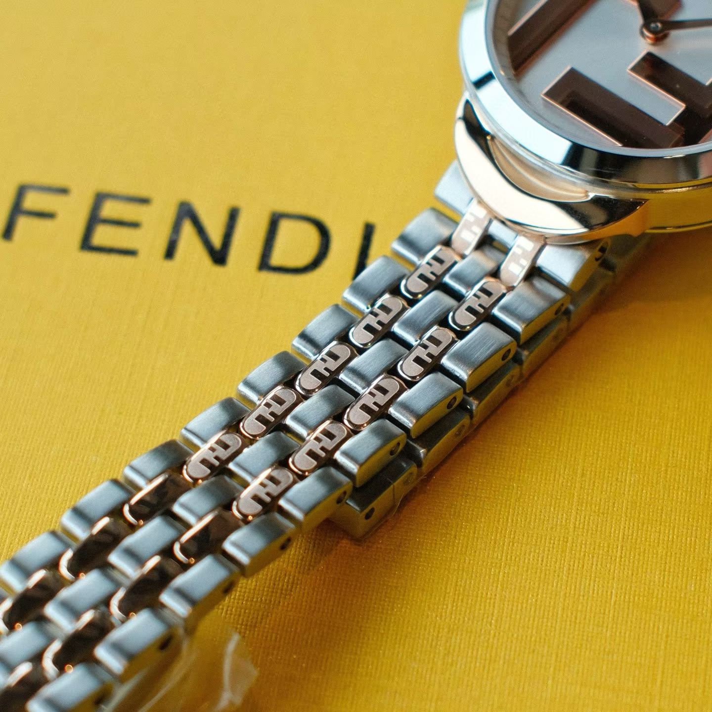 ✨【FENDI女表｜间枚新复古，腕间的优雅诗篇】✨

时间，是最高级的装饰。  
这一枚 FENDI 全新复古风女士腕表，以32mm恰到好处的圆润尺寸，将经典与现代温柔相融&mdash;&mdash;不张扬，却自带光芒；不喧哗，却令人一眼沉醉。优雅，从来不必声张。

🔹 新复古间枚圆形表壳设计  
线条温润，轮廓经典，融合现代极简美学。表壳间以精致工艺衔接，如时光的缝隙，藏匿着复古的浪漫与当代的利落。

🔹 玫瑰金双F简约光泽表盘  
摒弃繁复，只留纯粹。双F标识以玫瑰金色轻盈点缀于表盘，低调闪耀，是品牌灵魂的含蓄表达。光泽柔和，不刺眼，却足够动人。

🔹 两针极简设计  
去繁就简，回归本质。两针走时，干净利落，诠释&ldquo;少即是多&rdquo;的高级美学。不是没有功能，而是懂得取舍&mdash;&mdash;正如优雅的你，从不靠堆砌证明价值。

🔹 立体饰字精钢表带  
每一节钢带均镌刻FENDI立体标识，金属质感与玫瑰金光泽交相辉映。佩戴间，光影流动，步履生辉，细节之处尽显匠心。

🔹 蓝宝石水晶镜面  
高透光、高耐磨，清晰映照时间流转，也守护表盘的每一寸精致。岁月难留痕，美丽始终如初。

🔹 原装瑞士石英机芯  
精准稳定，静谧运行。连机芯都镌刻FENDI专属Logo&mdash;&mdash;真正的奢侈，从不忽略任何一眼看不到的地方。

🔹 ✅ 一表一码一吊牌，全球唯一编号  
每一枚皆为孤品，不重复，不复制。你戴的不是时间，是独一无二的身份印记。

🌙 它适合：  
- 穿衬衫的清晨，搭配西装的午后  
- 约会的微光，晚宴的余韵  
- 也适合独自喝咖啡的安静时刻  

不为取悦而存在，只为懂得的人心动。

💫 FENDI说：真正的时尚，是经得起时间凝视的优雅。  
而这一枚，正是为你量身定制的时间艺术品。

🎁 限量臻藏｜优雅从不赶场，但值得等待  
📩 私信咨询，让这枚FENDI，成为你腕间的永恒注脚。

#FENDI女表 #新复古风 #玫瑰金双F #两针极简美学 #瑞士机芯 #一表一码 #轻奢腕表推荐 #优雅永不过时 #腕间艺术品