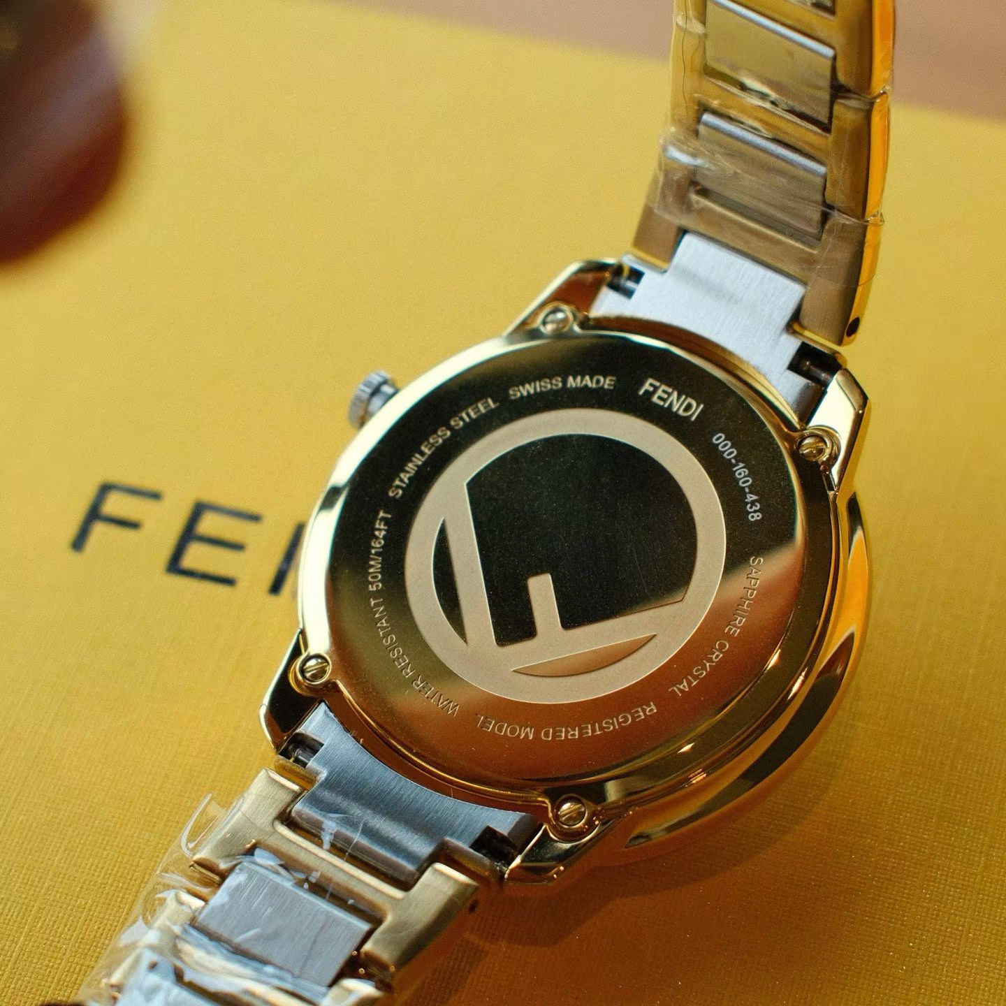 ✨【FENDI女表｜间枚新复古，腕间的优雅诗篇】✨

时间，是最高级的装饰。  
这一枚 FENDI 全新复古风女士腕表，以32mm恰到好处的圆润尺寸，将经典与现代温柔相融&mdash;&mdash;不张扬，却自带光芒；不喧哗，却令人一眼沉醉。优雅，从来不必声张。

🔹 新复古间枚圆形表壳设计  
线条温润，轮廓经典，融合现代极简美学。表壳间以精致工艺衔接，如时光的缝隙，藏匿着复古的浪漫与当代的利落。

🔹 玫瑰金双F简约光泽表盘  
摒弃繁复，只留纯粹。双F标识以玫瑰金色轻盈点缀于表盘，低调闪耀，是品牌灵魂的含蓄表达。光泽柔和，不刺眼，却足够动人。

🔹 两针极简设计  
去繁就简，回归本质。两针走时，干净利落，诠释&ldquo;少即是多&rdquo;的高级美学。不是没有功能，而是懂得取舍&mdash;&mdash;正如优雅的你，从不靠堆砌证明价值。

🔹 立体饰字精钢表带  
每一节钢带均镌刻FENDI立体标识，金属质感与玫瑰金光泽交相辉映。佩戴间，光影流动，步履生辉，细节之处尽显匠心。

🔹 蓝宝石水晶镜面  
高透光、高耐磨，清晰映照时间流转，也守护表盘的每一寸精致。岁月难留痕，美丽始终如初。

🔹 原装瑞士石英机芯  
精准稳定，静谧运行。连机芯都镌刻FENDI专属Logo&mdash;&mdash;真正的奢侈，从不忽略任何一眼看不到的地方。

🔹 ✅ 一表一码一吊牌，全球唯一编号  
每一枚皆为孤品，不重复，不复制。你戴的不是时间，是独一无二的身份印记。

🌙 它适合：  
- 穿衬衫的清晨，搭配西装的午后  
- 约会的微光，晚宴的余韵  
- 也适合独自喝咖啡的安静时刻  

不为取悦而存在，只为懂得的人心动。

💫 FENDI说：真正的时尚，是经得起时间凝视的优雅。  
而这一枚，正是为你量身定制的时间艺术品。

🎁 限量臻藏｜优雅从不赶场，但值得等待  
📩 私信咨询，让这枚FENDI，成为你腕间的永恒注脚。

#FENDI女表 #新复古风 #玫瑰金双F #两针极简美学 #瑞士机芯 #一表一码 #轻奢腕表推荐 #优雅永不过时 #腕间艺术品