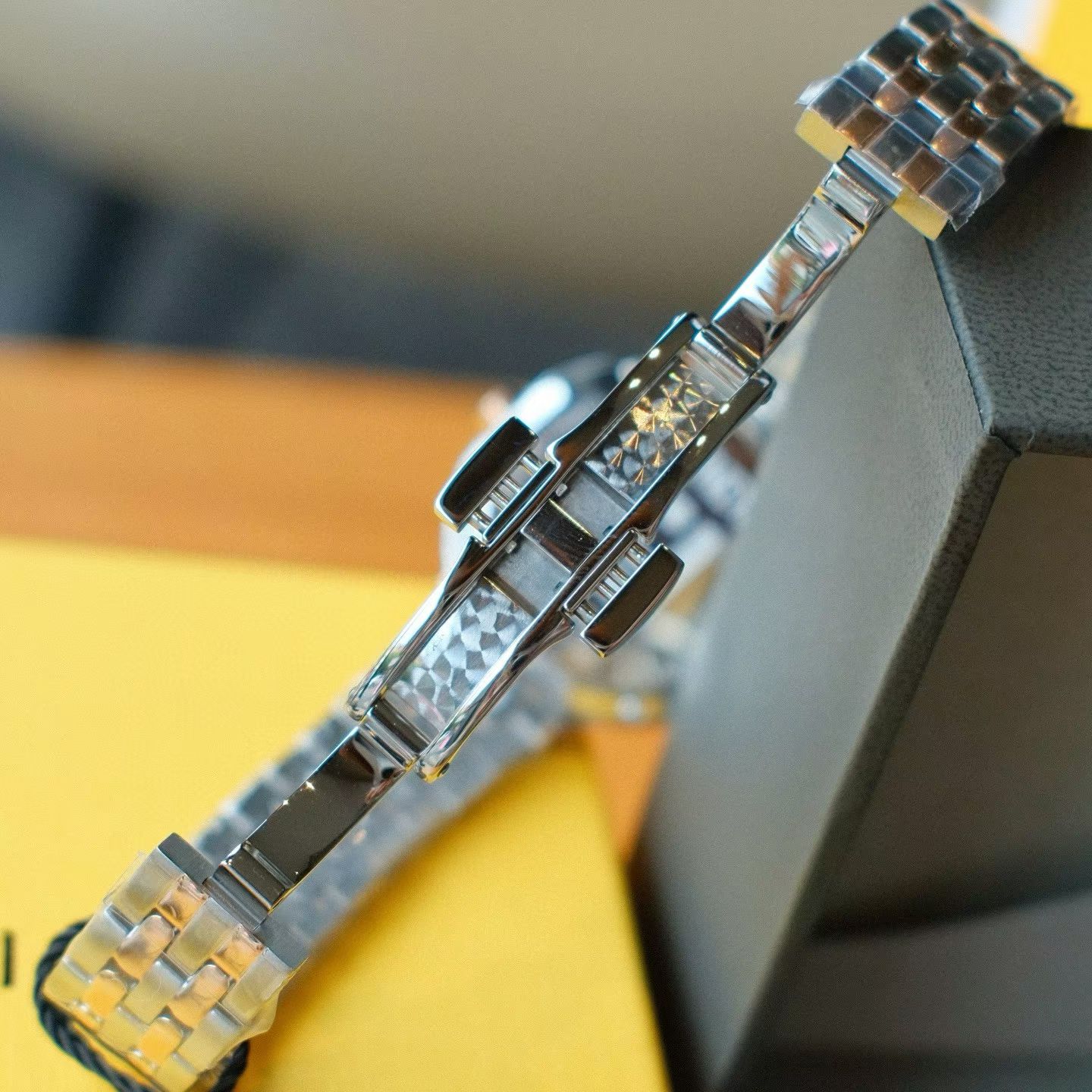 ✨【FENDI女表｜间枚新复古，腕间的优雅诗篇】✨

时间，是最高级的装饰。  
这一枚 FENDI 全新复古风女士腕表，以32mm恰到好处的圆润尺寸，将经典与现代温柔相融&mdash;&mdash;不张扬，却自带光芒；不喧哗，却令人一眼沉醉。优雅，从来不必声张。

🔹 新复古间枚圆形表壳设计  
线条温润，轮廓经典，融合现代极简美学。表壳间以精致工艺衔接，如时光的缝隙，藏匿着复古的浪漫与当代的利落。

🔹 玫瑰金双F简约光泽表盘  
摒弃繁复，只留纯粹。双F标识以玫瑰金色轻盈点缀于表盘，低调闪耀，是品牌灵魂的含蓄表达。光泽柔和，不刺眼，却足够动人。

🔹 两针极简设计  
去繁就简，回归本质。两针走时，干净利落，诠释&ldquo;少即是多&rdquo;的高级美学。不是没有功能，而是懂得取舍&mdash;&mdash;正如优雅的你，从不靠堆砌证明价值。

🔹 立体饰字精钢表带  
每一节钢带均镌刻FENDI立体标识，金属质感与玫瑰金光泽交相辉映。佩戴间，光影流动，步履生辉，细节之处尽显匠心。

🔹 蓝宝石水晶镜面  
高透光、高耐磨，清晰映照时间流转，也守护表盘的每一寸精致。岁月难留痕，美丽始终如初。

🔹 原装瑞士石英机芯  
精准稳定，静谧运行。连机芯都镌刻FENDI专属Logo&mdash;&mdash;真正的奢侈，从不忽略任何一眼看不到的地方。

🔹 ✅ 一表一码一吊牌，全球唯一编号  
每一枚皆为孤品，不重复，不复制。你戴的不是时间，是独一无二的身份印记。

🌙 它适合：  
- 穿衬衫的清晨，搭配西装的午后  
- 约会的微光，晚宴的余韵  
- 也适合独自喝咖啡的安静时刻  

不为取悦而存在，只为懂得的人心动。

💫 FENDI说：真正的时尚，是经得起时间凝视的优雅。  
而这一枚，正是为你量身定制的时间艺术品。

🎁 限量臻藏｜优雅从不赶场，但值得等待  
📩 私信咨询，让这枚FENDI，成为你腕间的永恒注脚。

#FENDI女表 #新复古风 #玫瑰金双F #两针极简美学 #瑞士机芯 #一表一码 #轻奢腕表推荐 #优雅永不过时 #腕间艺术品