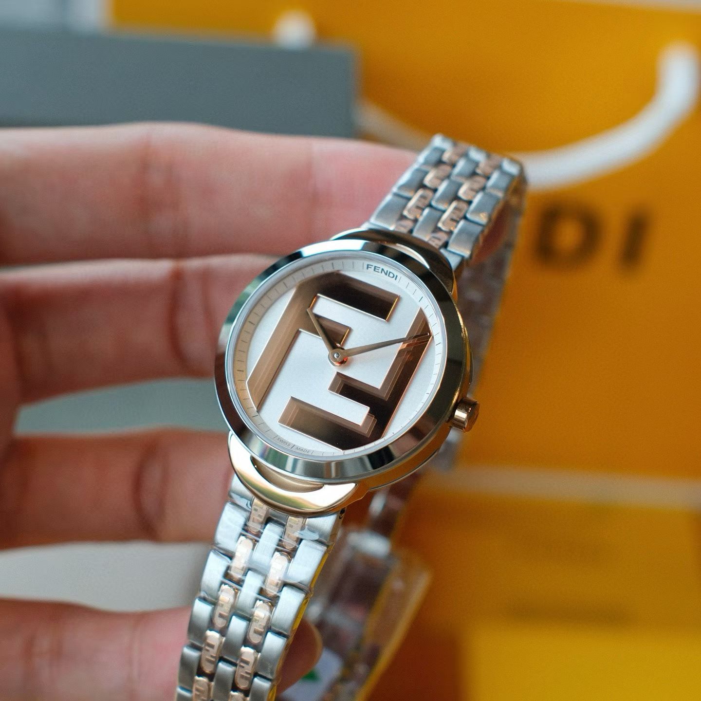 ✨【FENDI女表｜间枚新复古，腕间的优雅诗篇】✨

时间，是最高级的装饰。  
这一枚 FENDI 全新复古风女士腕表，以32mm恰到好处的圆润尺寸，将经典与现代温柔相融&mdash;&mdash;不张扬，却自带光芒；不喧哗，却令人一眼沉醉。优雅，从来不必声张。

🔹 新复古间枚圆形表壳设计  
线条温润，轮廓经典，融合现代极简美学。表壳间以精致工艺衔接，如时光的缝隙，藏匿着复古的浪漫与当代的利落。

🔹 玫瑰金双F简约光泽表盘  
摒弃繁复，只留纯粹。双F标识以玫瑰金色轻盈点缀于表盘，低调闪耀，是品牌灵魂的含蓄表达。光泽柔和，不刺眼，却足够动人。

🔹 两针极简设计  
去繁就简，回归本质。两针走时，干净利落，诠释&ldquo;少即是多&rdquo;的高级美学。不是没有功能，而是懂得取舍&mdash;&mdash;正如优雅的你，从不靠堆砌证明价值。

🔹 立体饰字精钢表带  
每一节钢带均镌刻FENDI立体标识，金属质感与玫瑰金光泽交相辉映。佩戴间，光影流动，步履生辉，细节之处尽显匠心。

🔹 蓝宝石水晶镜面  
高透光、高耐磨，清晰映照时间流转，也守护表盘的每一寸精致。岁月难留痕，美丽始终如初。

🔹 原装瑞士石英机芯  
精准稳定，静谧运行。连机芯都镌刻FENDI专属Logo&mdash;&mdash;真正的奢侈，从不忽略任何一眼看不到的地方。

🔹 ✅ 一表一码一吊牌，全球唯一编号  
每一枚皆为孤品，不重复，不复制。你戴的不是时间，是独一无二的身份印记。

🌙 它适合：  
- 穿衬衫的清晨，搭配西装的午后  
- 约会的微光，晚宴的余韵  
- 也适合独自喝咖啡的安静时刻  

不为取悦而存在，只为懂得的人心动。

💫 FENDI说：真正的时尚，是经得起时间凝视的优雅。  
而这一枚，正是为你量身定制的时间艺术品。

🎁 限量臻藏｜优雅从不赶场，但值得等待  
📩 私信咨询，让这枚FENDI，成为你腕间的永恒注脚。

#FENDI女表 #新复古风 #玫瑰金双F #两针极简美学 #瑞士机芯 #一表一码 #轻奢腕表推荐 #优雅永不过时 #腕间艺术品