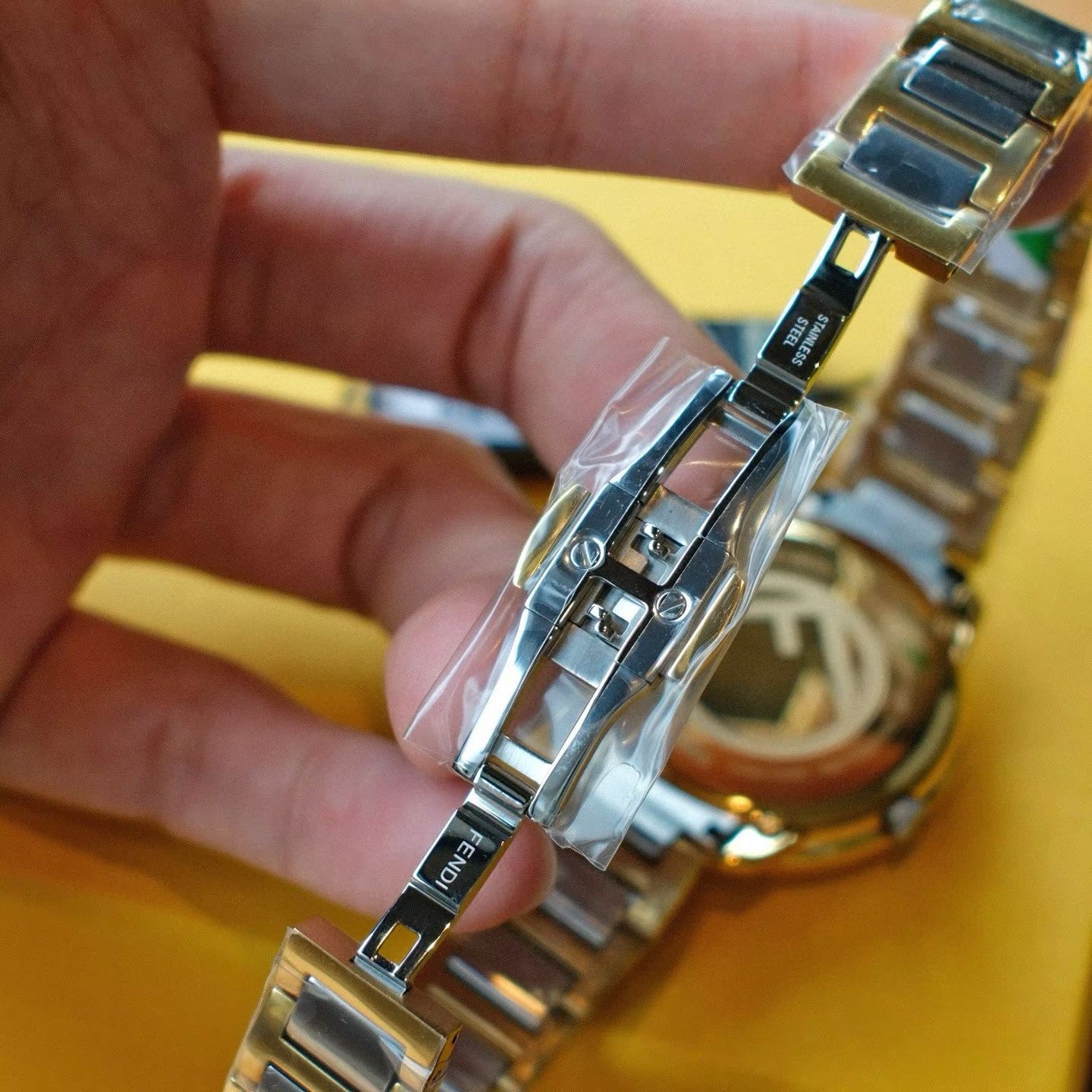 ✨【FENDI女表｜间枚新复古，腕间的优雅诗篇】✨

时间，是最高级的装饰。  
这一枚 FENDI 全新复古风女士腕表，以32mm恰到好处的圆润尺寸，将经典与现代温柔相融&mdash;&mdash;不张扬，却自带光芒；不喧哗，却令人一眼沉醉。优雅，从来不必声张。

🔹 新复古间枚圆形表壳设计  
线条温润，轮廓经典，融合现代极简美学。表壳间以精致工艺衔接，如时光的缝隙，藏匿着复古的浪漫与当代的利落。

🔹 玫瑰金双F简约光泽表盘  
摒弃繁复，只留纯粹。双F标识以玫瑰金色轻盈点缀于表盘，低调闪耀，是品牌灵魂的含蓄表达。光泽柔和，不刺眼，却足够动人。

🔹 两针极简设计  
去繁就简，回归本质。两针走时，干净利落，诠释&ldquo;少即是多&rdquo;的高级美学。不是没有功能，而是懂得取舍&mdash;&mdash;正如优雅的你，从不靠堆砌证明价值。

🔹 立体饰字精钢表带  
每一节钢带均镌刻FENDI立体标识，金属质感与玫瑰金光泽交相辉映。佩戴间，光影流动，步履生辉，细节之处尽显匠心。

🔹 蓝宝石水晶镜面  
高透光、高耐磨，清晰映照时间流转，也守护表盘的每一寸精致。岁月难留痕，美丽始终如初。

🔹 原装瑞士石英机芯  
精准稳定，静谧运行。连机芯都镌刻FENDI专属Logo&mdash;&mdash;真正的奢侈，从不忽略任何一眼看不到的地方。

🔹 ✅ 一表一码一吊牌，全球唯一编号  
每一枚皆为孤品，不重复，不复制。你戴的不是时间，是独一无二的身份印记。

🌙 它适合：  
- 穿衬衫的清晨，搭配西装的午后  
- 约会的微光，晚宴的余韵  
- 也适合独自喝咖啡的安静时刻  

不为取悦而存在，只为懂得的人心动。

💫 FENDI说：真正的时尚，是经得起时间凝视的优雅。  
而这一枚，正是为你量身定制的时间艺术品。

🎁 限量臻藏｜优雅从不赶场，但值得等待  
📩 私信咨询，让这枚FENDI，成为你腕间的永恒注脚。

#FENDI女表 #新复古风 #玫瑰金双F #两针极简美学 #瑞士机芯 #一表一码 #轻奢腕表推荐 #优雅永不过时 #腕间艺术品