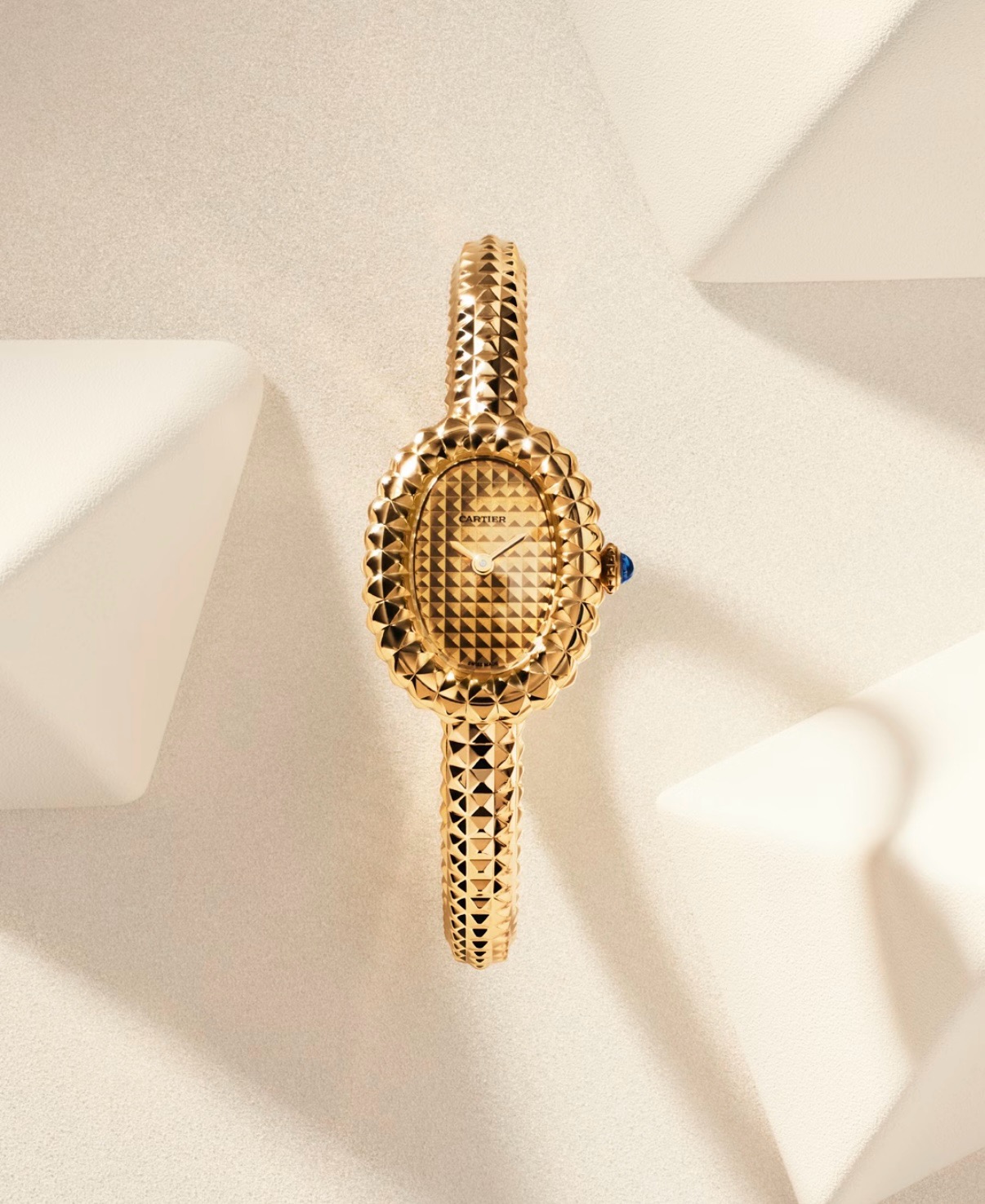 NO:944600,Beautiful things | Cartier Baignoire watch. The bathtub wears diamond and gold armor. The 'bathtub' Baignoire, which has become popular in the past two years, has a version with Paris studs for the first time this year!  The diamond-encrusted version of Baignoire is even more dazzling. Its dial uses 'snowflake' inlay technology, and the case and bracelet body use 'rebellious' inversion inlay technology. The combination of the two adds a sharp and bold temperament to this year's new Baignoire on top of elegance. It is confident and proud. From a distance, its gold shell and bracelet are like armor and scales of animals.,,cartier,gold19860909美物 | 卡地亚 baignoire手表 浴缸穿上钻石黄金铠甲 这两年大红大紫的“浴缸”Baignoire今年首次有了巴黎饰钉的版本！镶钻版本的Baignoire更是璀璨张扬,它的表盘用“雪花式”镶嵌工艺,表壳与镯身则“叛逆”地采用倒置镶嵌工艺.两者结合,让今年全新的Baignoire在优雅之上更添一层犀利果敢气质,自信又骄傲,远观它的黄金壳与镯如披上动物的铠甲 鳞片.,,cartier,gold,Watch