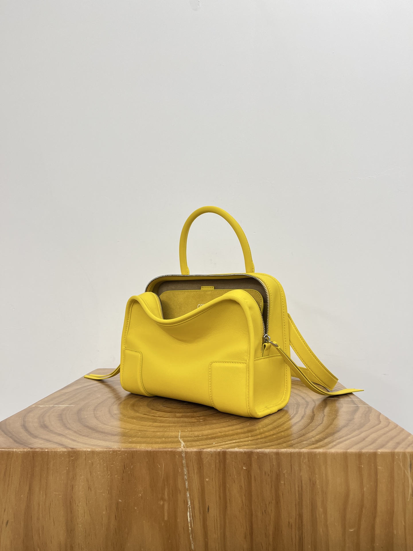 Желтая кожаная сумка через плечо Loewe