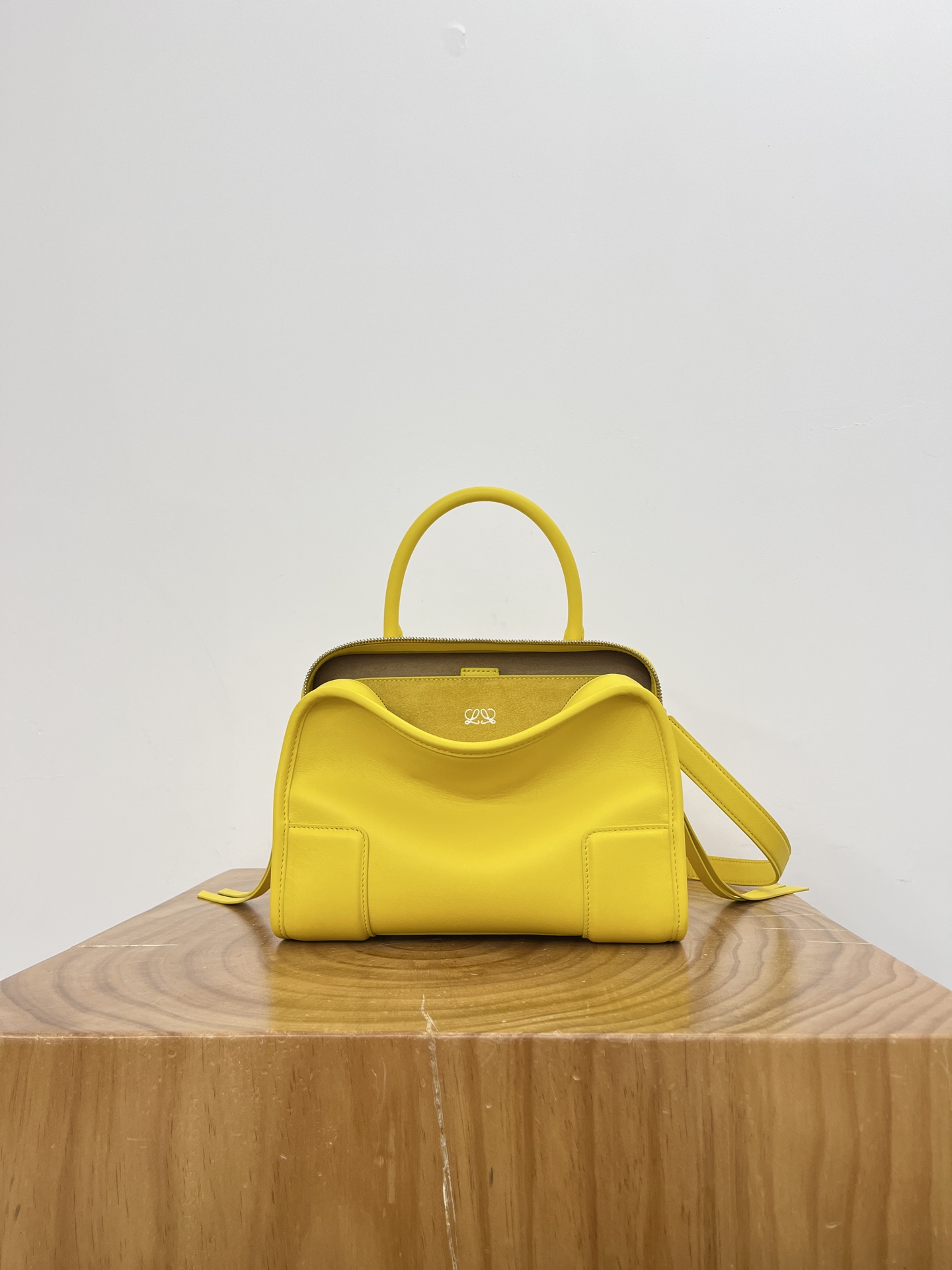 Желтая кожаная сумка через плечо Loewe