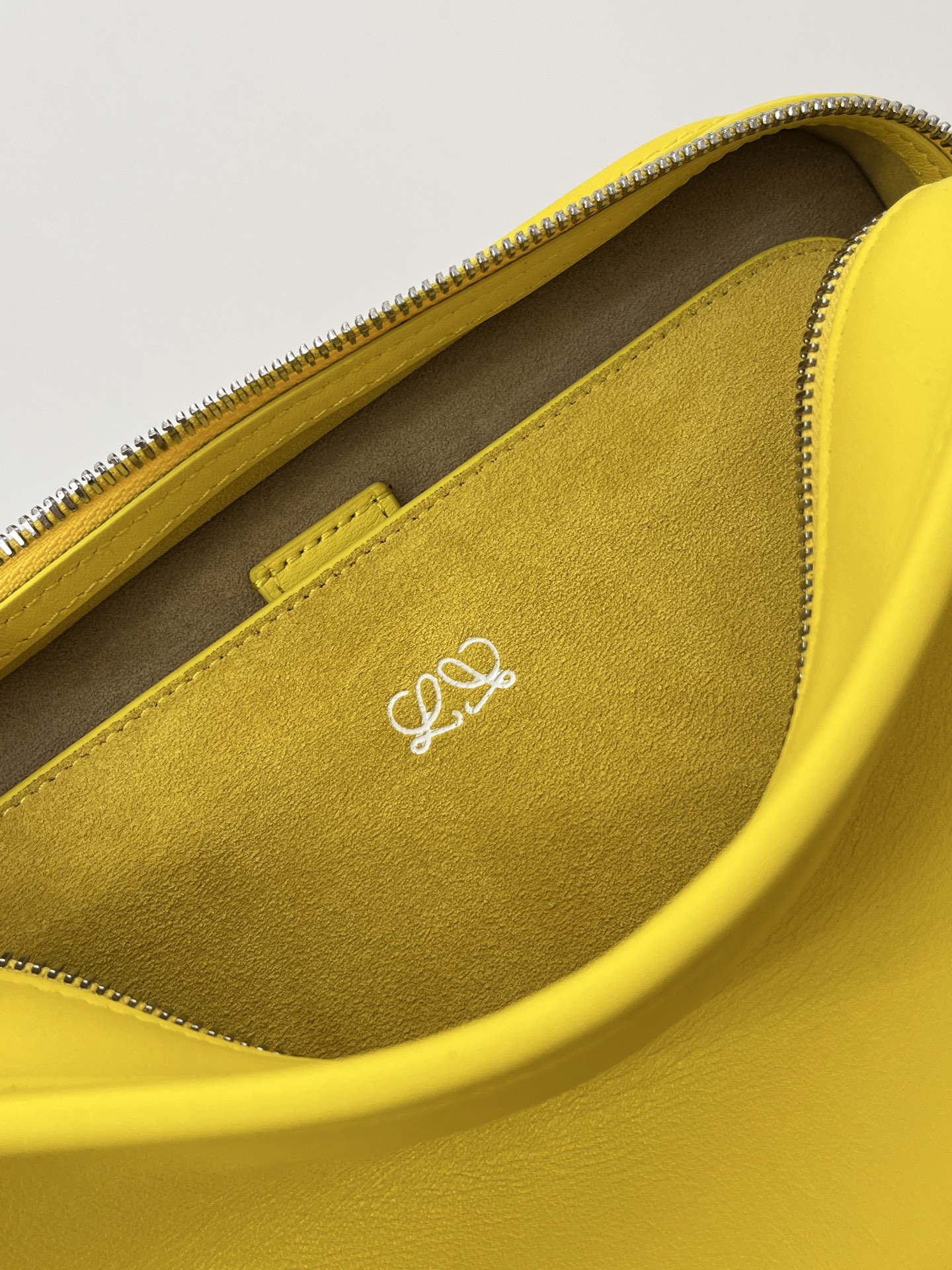 Желтая кожаная сумка через плечо Loewe