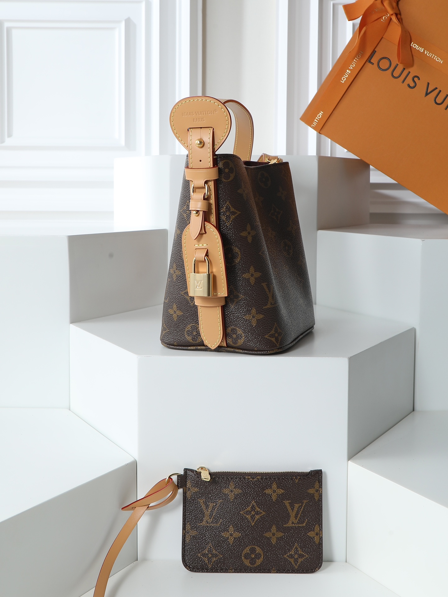 Alternative view of Louis Vuitton Handbag 12151