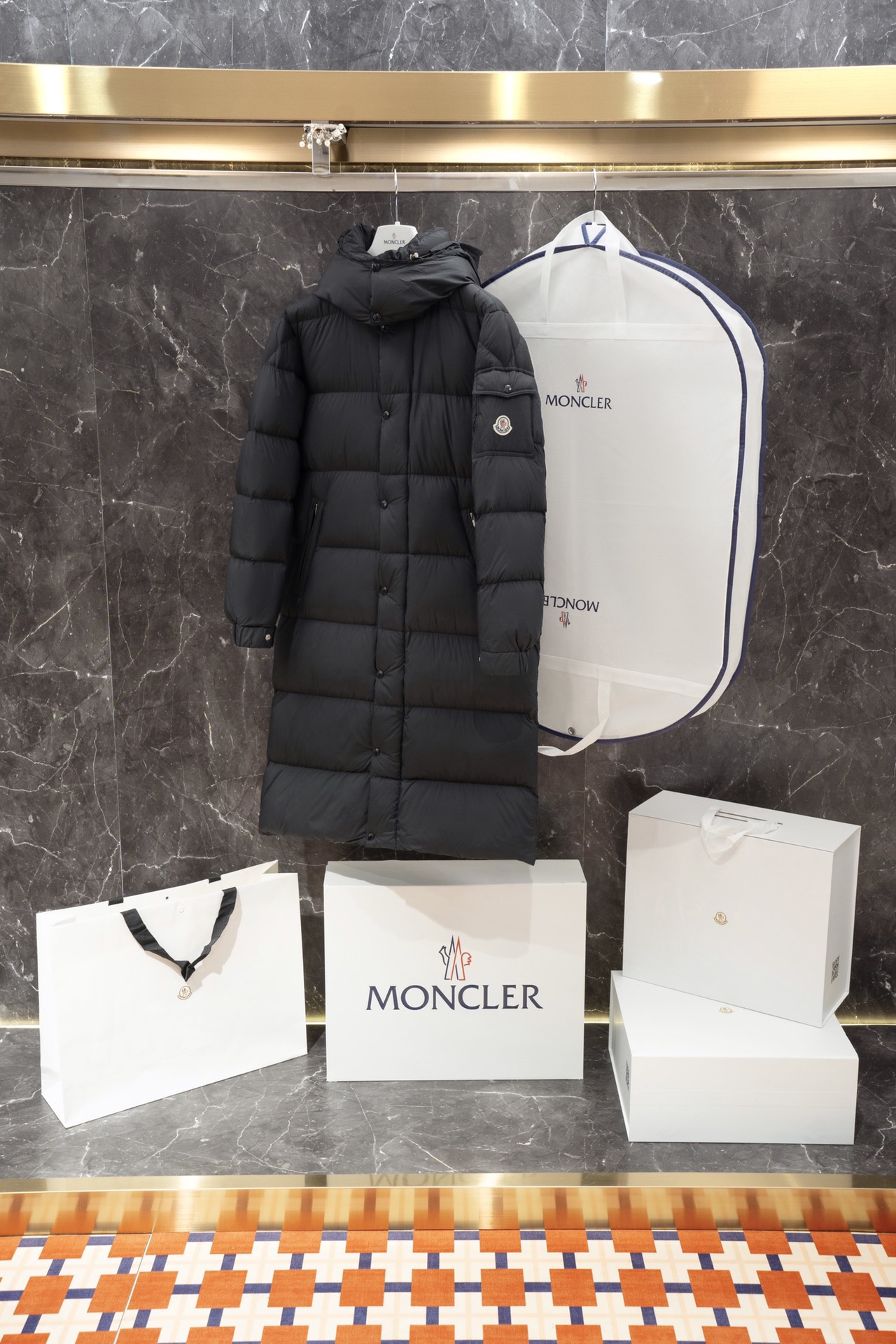 NO:661489,Monc1er long Hanoverian matte Maya down jacket, same style for men and women, the best choice for those who don't like glossy maya is this matte Maya, a classic version that anyone can control, the original development details are completely consistent with the version, 90 goose down, made of liner-less cloth, soft to the touch and excellent in warmth, code number 1 2 3 4 5 Hanoverian long down jacket uses longue Made of saison fabric and designed with practical details, it is both warm and protective. As a Moncler classic, this down jacket has a detachable hood and a front zipper placket that covers the windshield, which significantly improves the protective performance. Made of longue saison fabric Nylon lining Filled with down Detachable hood Zipper and snap closure Zipper pockets Sleeves with patch pockets Adjustable cuffs Drawstring hem,,Moncler,jackets & coats,down jacket,hats, 19860909Monc1er 蒙口 长款Hanoverian哑光玛雅羽绒服,男女同款,不喜欢亮光maya的最佳选择就是这款雾面玛雅了,任何人都能驾驭的经典版型,原版开发细节完全对版一致,90鹅绒,无内胆布制作,手感柔软及保暖系数极佳,码数 1 2 3 4 5 Hanoverian长款羽绒夹克采用longue saison面料制成,搭配实用细节设计,保暖与防护兼备.作为Moncler经典之作,此羽绒服采用可拆卸兜帽,搭配覆盖挡风片的正面拉链门襟,防护性能显著提升. 采用longue saison面料制成 尼龙衬里 填充羽绒 可拆卸兜帽 拉链和按扣开合 拉链口袋 衣袖设有贴袋 可调节袖口 抽绳下摆,,Moncler,jackets & coats,down jacket,hats, ,Men's clothing