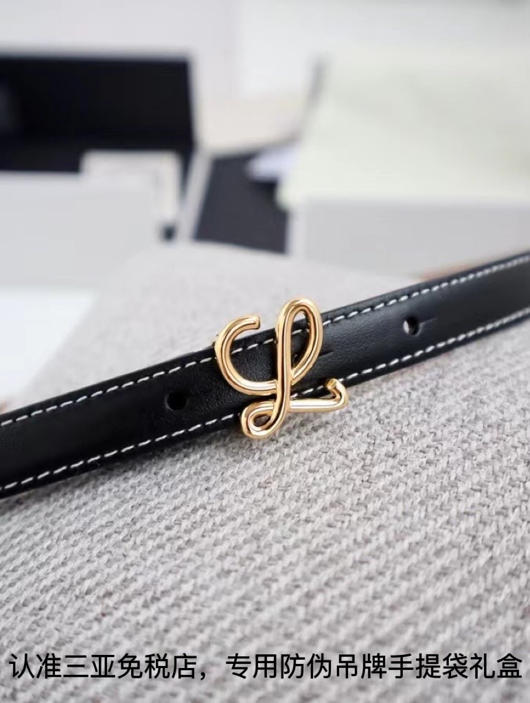 Loewe 发货 三亚免税 级loewe罗意威 双面进口头层牛皮 质感非常好 搭配花扣精品五金 使用罗意威的皮带一般都是比较自信的