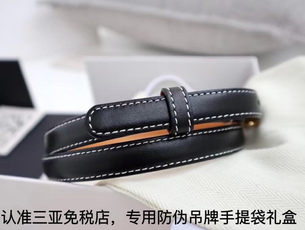Loewe 发货 三亚免税 级loewe罗意威 双面进口头层牛皮 质感非常好 搭配花扣精品五金 使用罗意威的皮带一般都是比较自信的