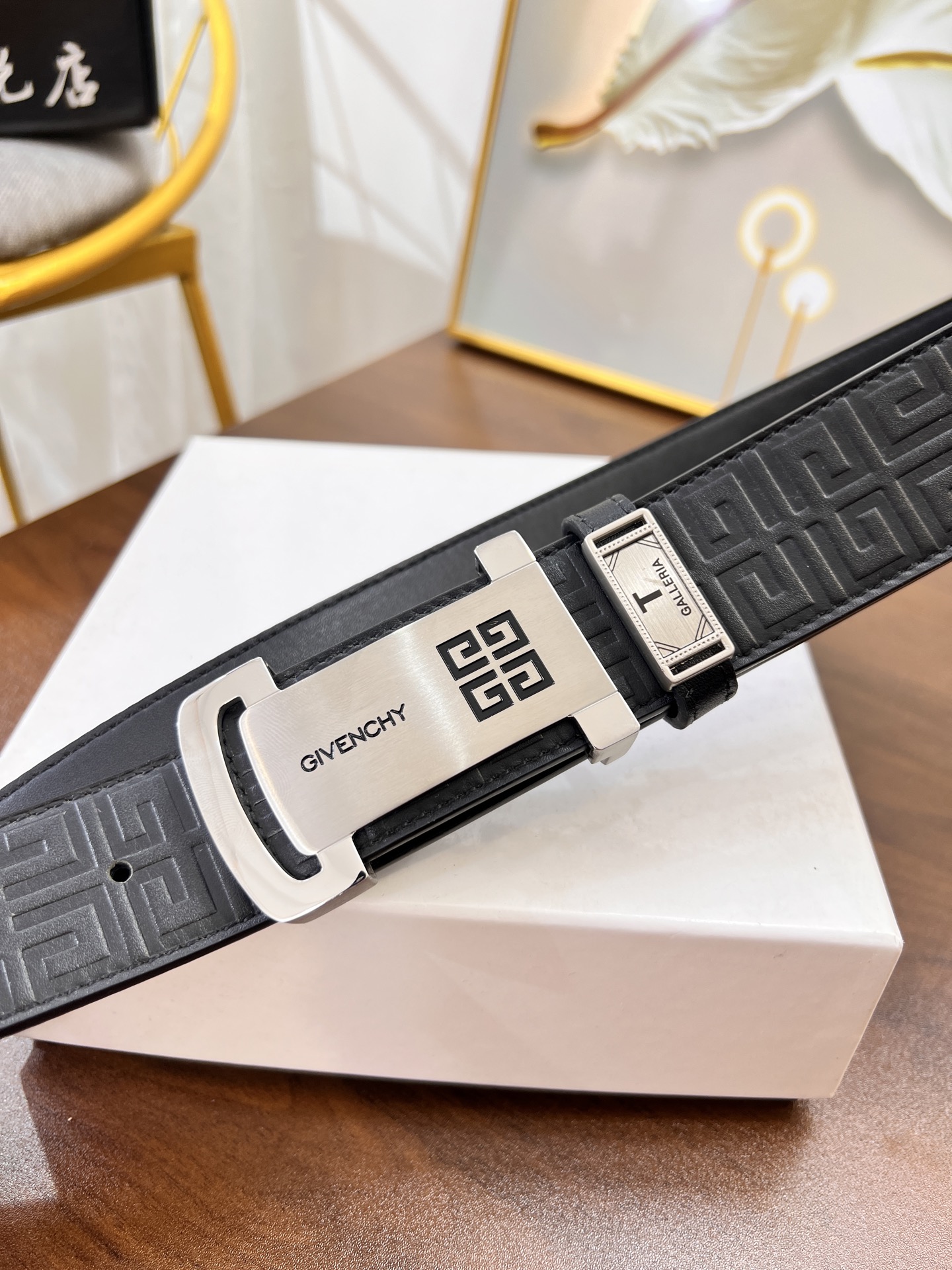 纪梵希 x香港免税T礼盒不褪色 德国进口凹凸压图腾花纹头层牛