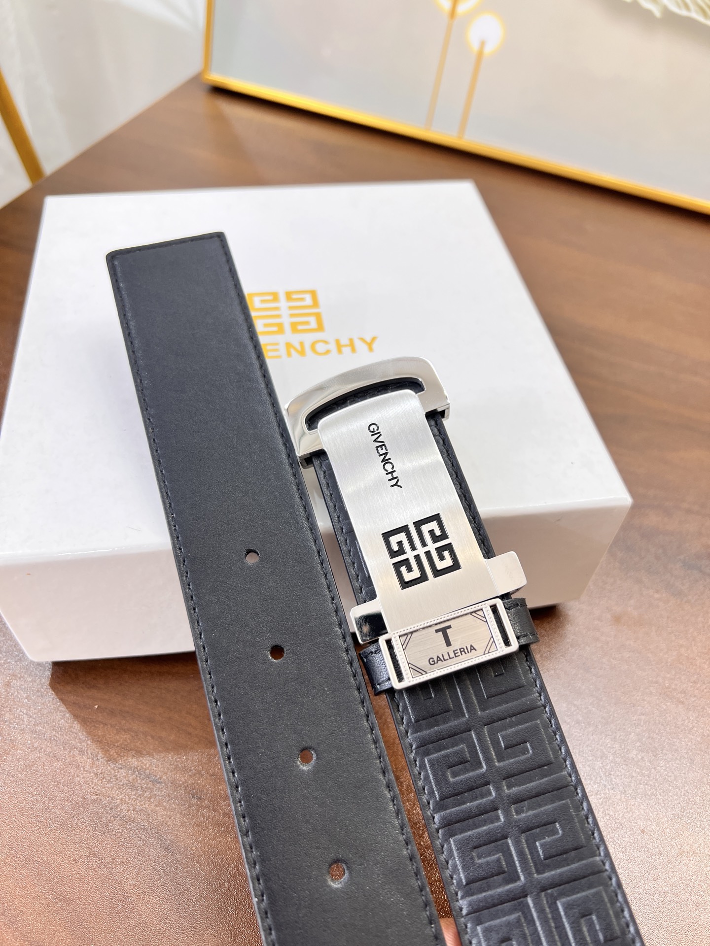 纪梵希 x香港免税T礼盒不褪色 德国进口凹凸压图腾花纹头层牛