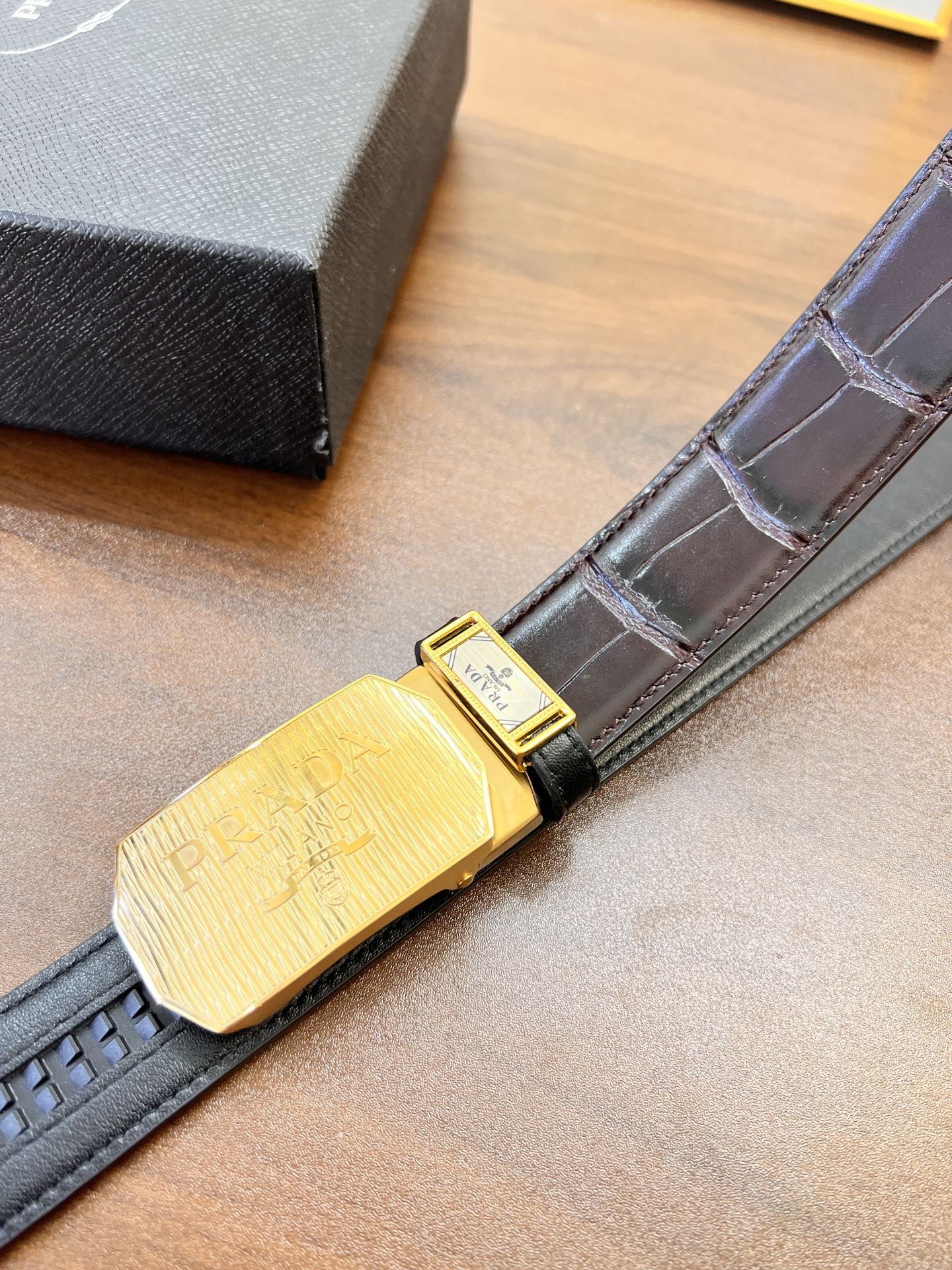 普拉达自动扣皮带 定制牛皮 精挑鳄鱼纹头层进口皮配达 小细纹牛皮