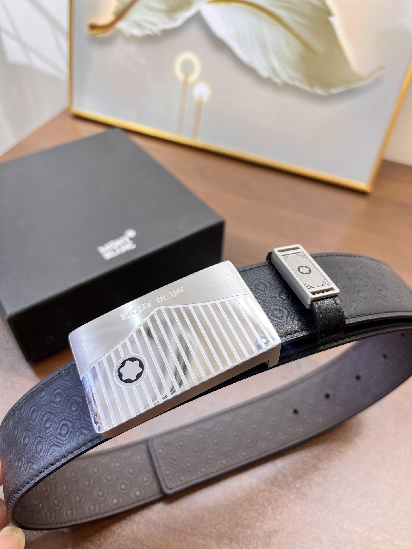 顶级香港免税T礼盒万宝龙 进口原厂压花纹纹原厂皮 法国进口皮低 皮带顶级免税代购级别-Chinese UA Cheap High Quatity Brand Clothes Bags handbags Sneakers wholesale wholesaler seller from China Factory suppliers Fashion Clothing Shoes best Quality Beautiful Price 顶级香港免税T礼盒万宝龙 进口原厂压花纹纹原厂皮 法国进口皮低 皮带顶级免税代购级别