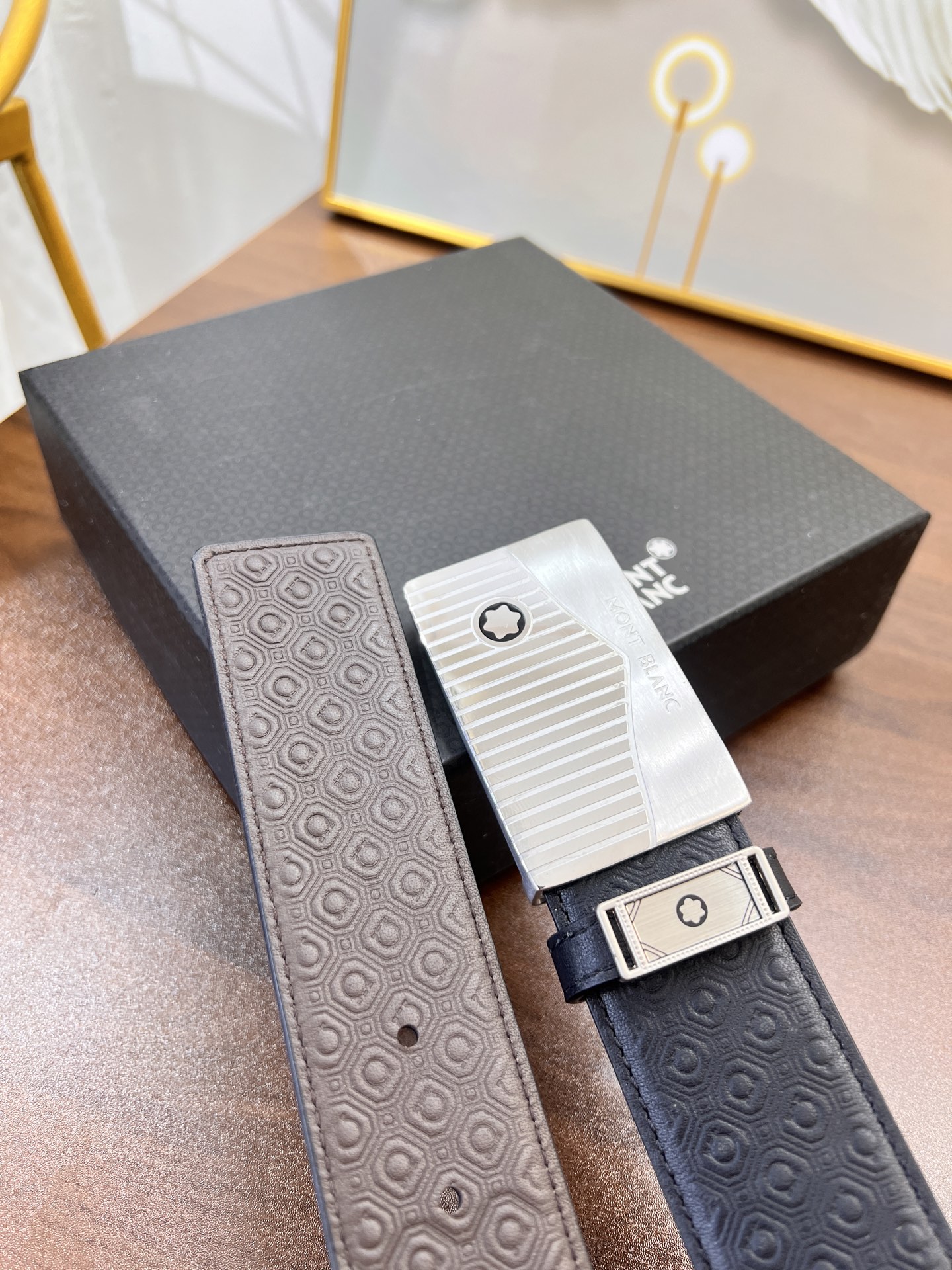 顶级香港免税T礼盒万宝龙 进口原厂压花纹纹原厂皮 法国进口皮低 皮带顶级免税代购级别-Chinese UA Cheap High Quatity Brand Clothes Bags handbags Sneakers wholesale wholesaler seller from China Factory suppliers Fashion Clothing Shoes best Quality Beautiful Price 顶级香港免税T礼盒万宝龙 进口原厂压花纹纹原厂皮 法国进口皮低 皮带顶级免税代购级别