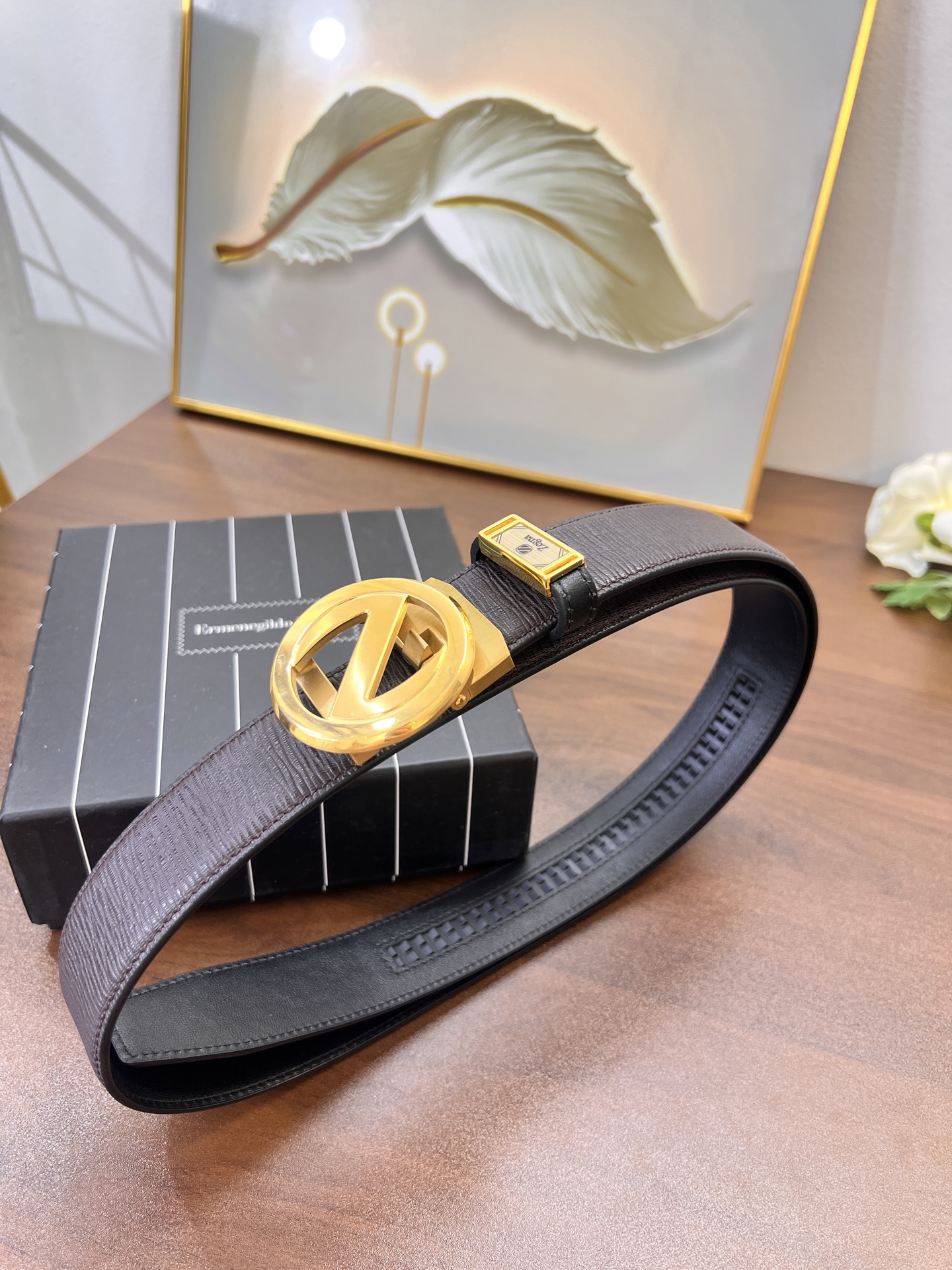 杰尼亚 原厂原单 香港免税T礼盒(NXP吊牌感应可识别官网 正版防伪芯片) 正品开模 Z字板扣精钢五金-Chinese UA Cheap High Quatity Brand Clothes Bags handbags Sneakers wholesale wholesaler seller from China Factory suppliers Fashion Clothing Shoes best Quality Beautiful Price 杰尼亚 原厂原单 香港免税T礼盒(NXP吊牌感应可识别官网 正版防伪芯片) 正品开模 Z字板扣精钢五金