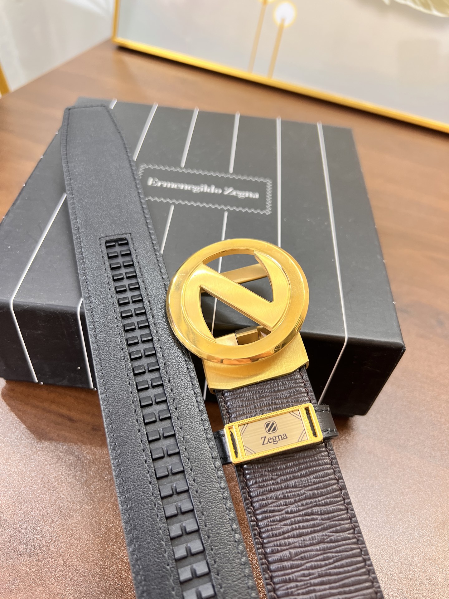 杰尼亚 原厂原单 香港免税T礼盒(NXP吊牌感应可识别官网 正版防伪芯片) 正品开模 Z字板扣精钢五金-Chinese UA Cheap High Quatity Brand Clothes Bags handbags Sneakers wholesale wholesaler seller from China Factory suppliers Fashion Clothing Shoes best Quality Beautiful Price 杰尼亚 原厂原单 香港免税T礼盒(NXP吊牌感应可识别官网 正版防伪芯片) 正品开模 Z字板扣精钢五金