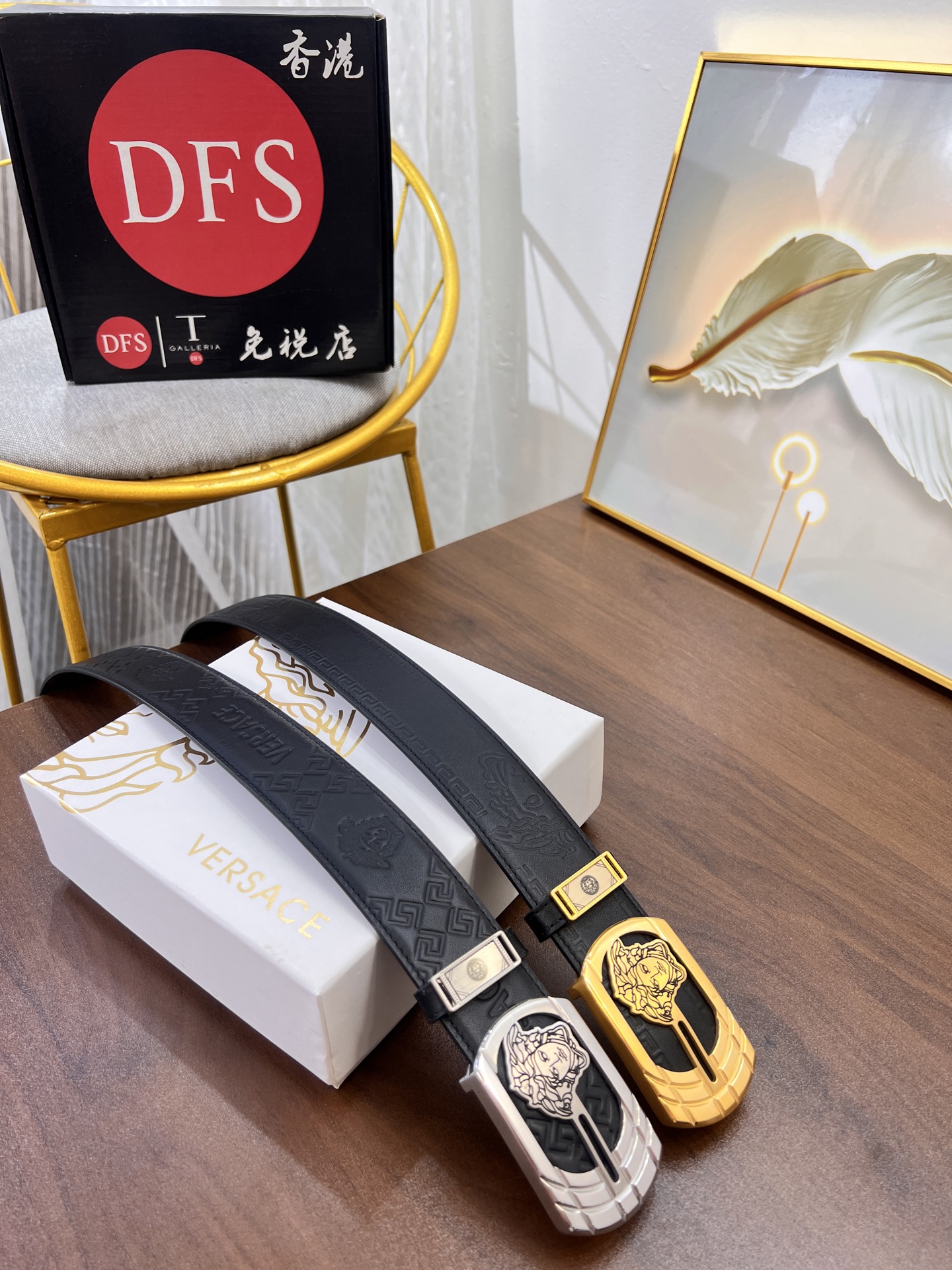 范思哲皮带 新款 原厂美人头压花头层牛皮 潮牌时尚款 皮手感柔软 双面使用 美人精钢五金-Chinese UA Cheap High Quatity Brand Clothes Bags handbags Sneakers wholesale wholesaler seller from China Factory suppliers Fashion Clothing Shoes best Quality Beautiful Price 范思哲皮带 新款 原厂美人头压花头层牛皮 潮牌时尚款 皮手感柔软 双面使用 美人精钢五金