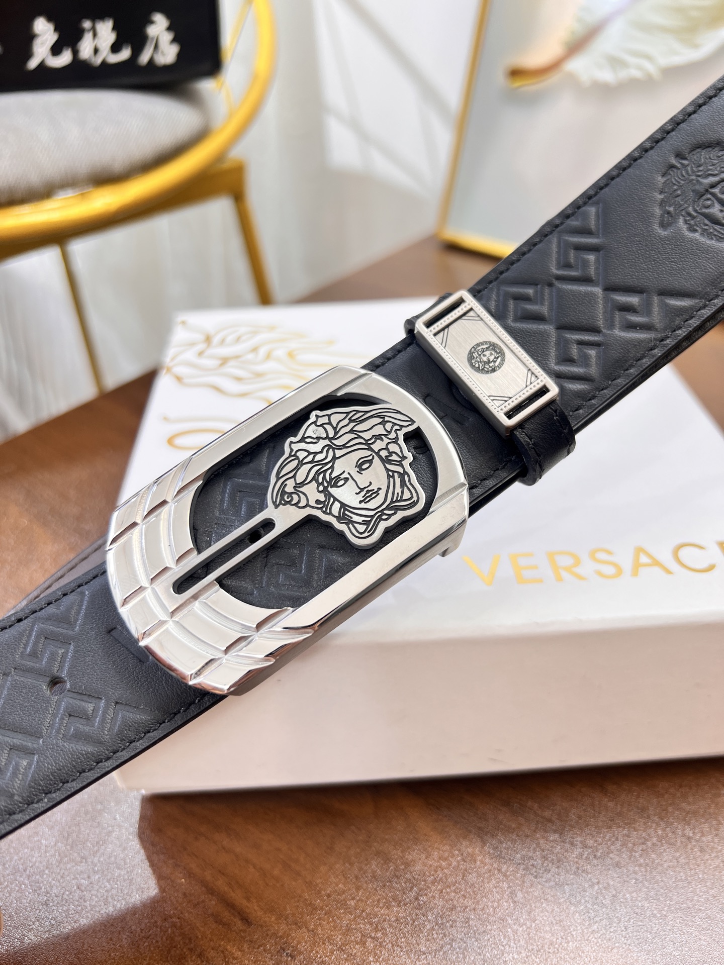 范思哲皮带 新款 原厂美人头压花头层牛皮 潮牌时尚款 皮手感柔软 双面使用 美人精钢五金-Chinese UA Cheap High Quatity Brand Clothes Bags handbags Sneakers wholesale wholesaler seller from China Factory suppliers Fashion Clothing Shoes best Quality Beautiful Price 范思哲皮带 新款 原厂美人头压花头层牛皮 潮牌时尚款 皮手感柔软 双面使用 美人精钢五金