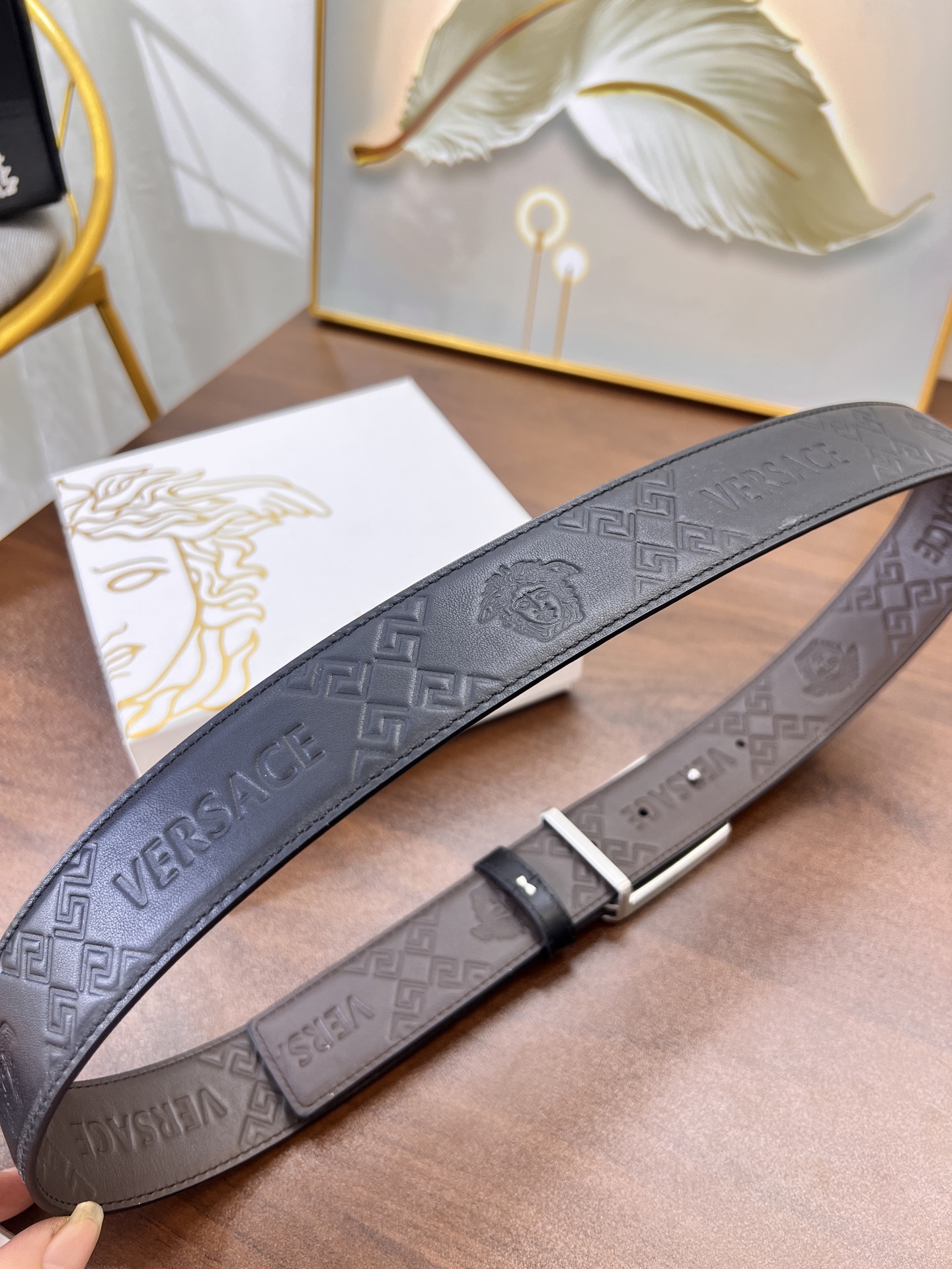 范思哲皮带 新款 原厂美人头压花头层牛皮 潮牌时尚款 皮手感柔软 双面使用 美人精钢五金-Chinese UA Cheap High Quatity Brand Clothes Bags handbags Sneakers wholesale wholesaler seller from China Factory suppliers Fashion Clothing Shoes best Quality Beautiful Price 范思哲皮带 新款 原厂美人头压花头层牛皮 潮牌时尚款 皮手感柔软 双面使用 美人精钢五金