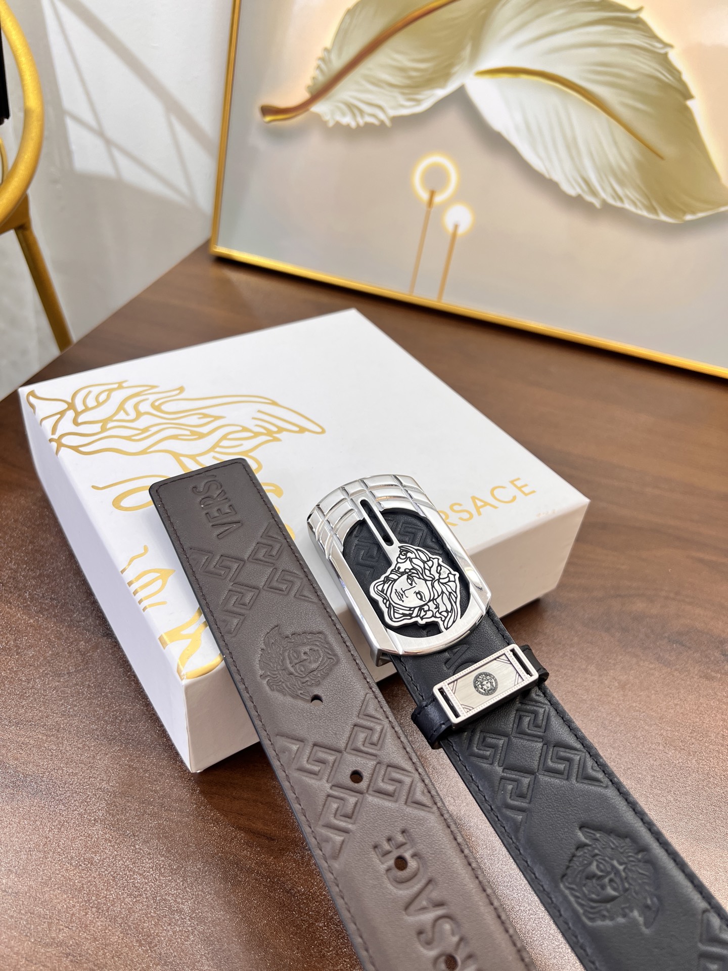 范思哲皮带 新款 原厂美人头压花头层牛皮 潮牌时尚款 皮手感柔软 双面使用 美人精钢五金-Chinese UA Cheap High Quatity Brand Clothes Bags handbags Sneakers wholesale wholesaler seller from China Factory suppliers Fashion Clothing Shoes best Quality Beautiful Price 范思哲皮带 新款 原厂美人头压花头层牛皮 潮牌时尚款 皮手感柔软 双面使用 美人精钢五金