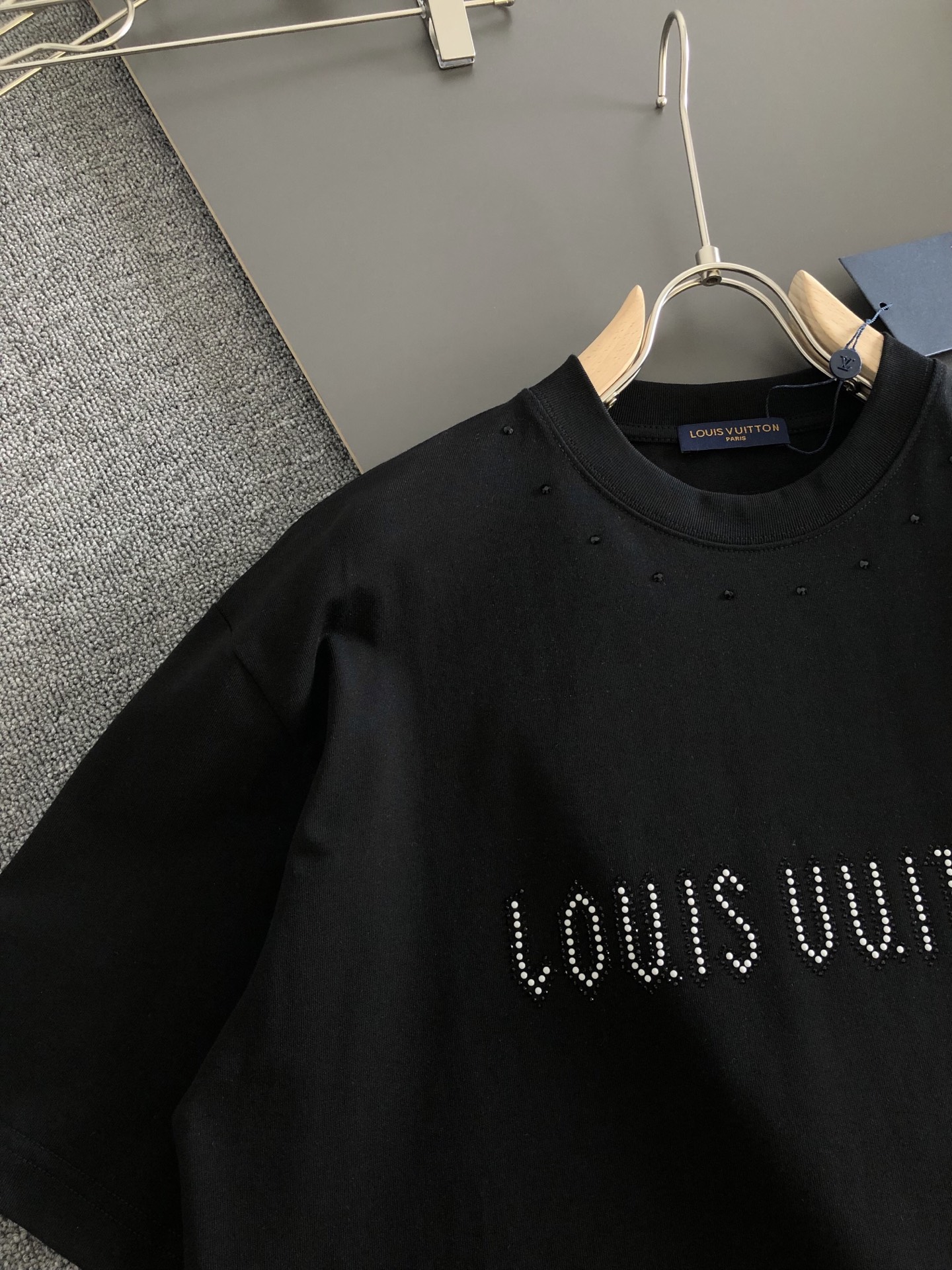 1V 2026SS早春新款重工烫钻圆领T恤，定织定染纯棉300克重洗水面料，做工精细。男女同款宽松落肩版