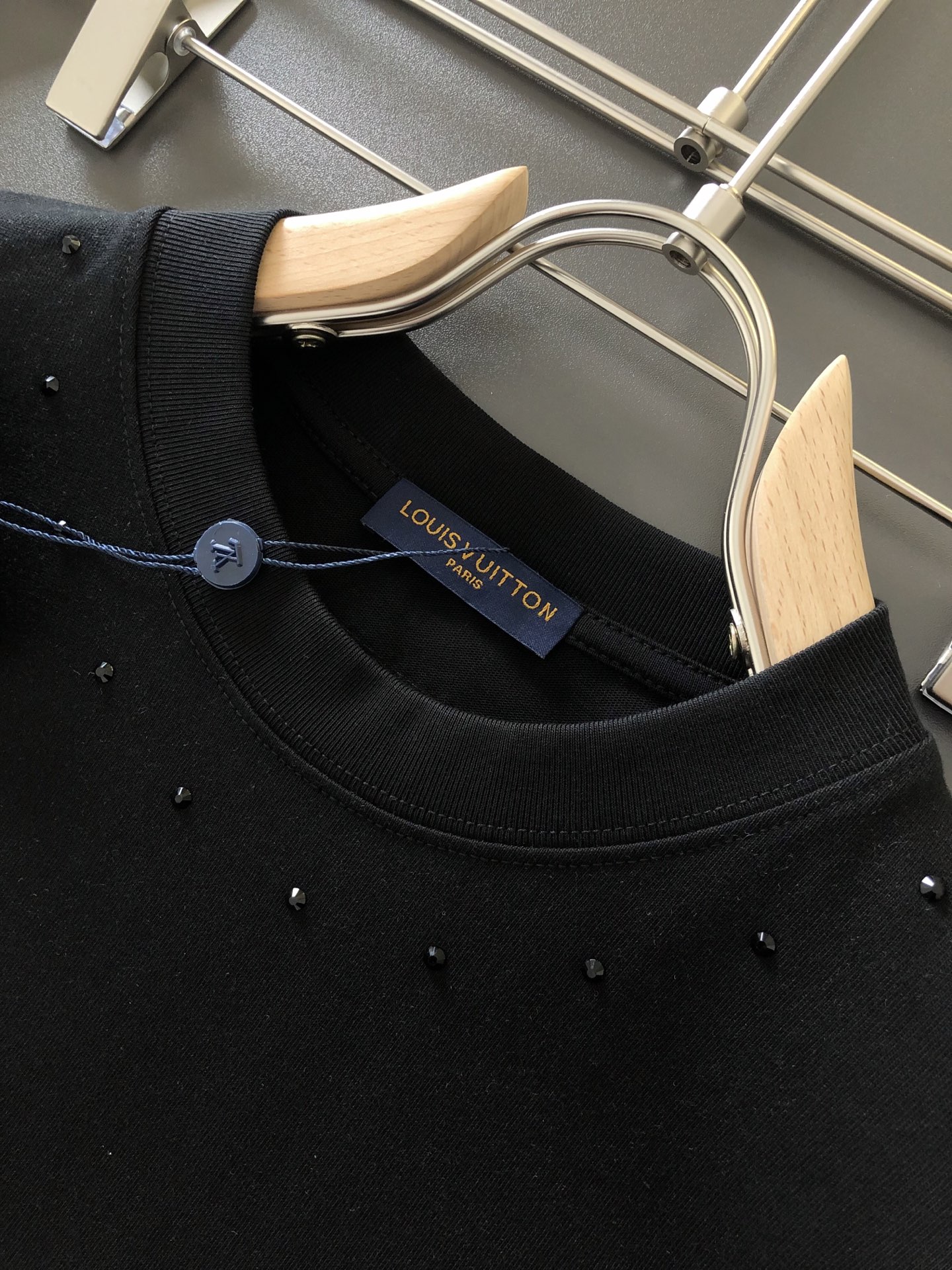 1V 2026SS早春新款重工烫钻圆领T恤，定织定染纯棉300克重洗水面料，做工精细。男女同款宽松落肩版