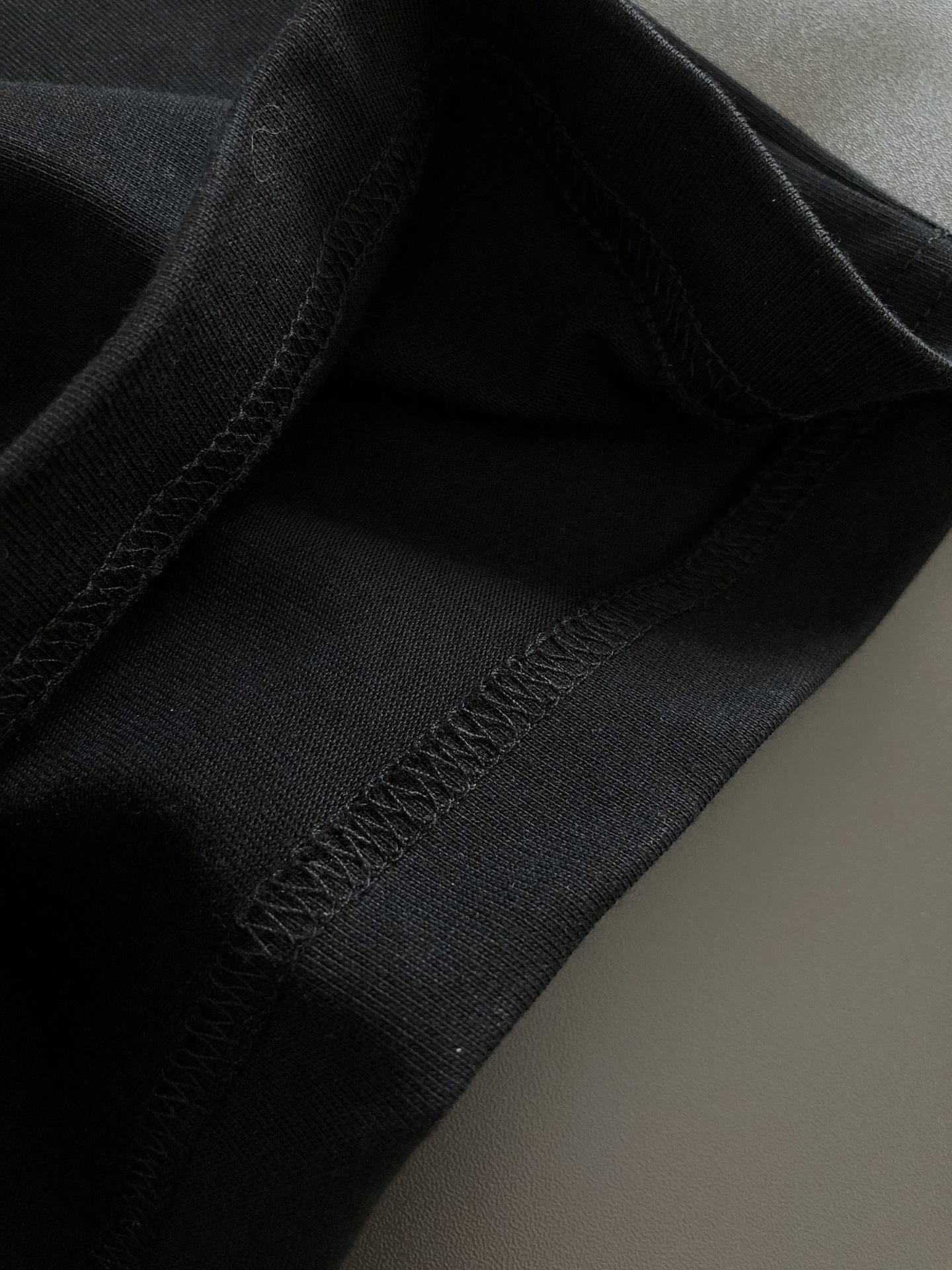 1V 2026SS早春新款重工烫钻圆领T恤，定织定染纯棉300克重洗水面料，做工精细。男女同款宽松落肩版