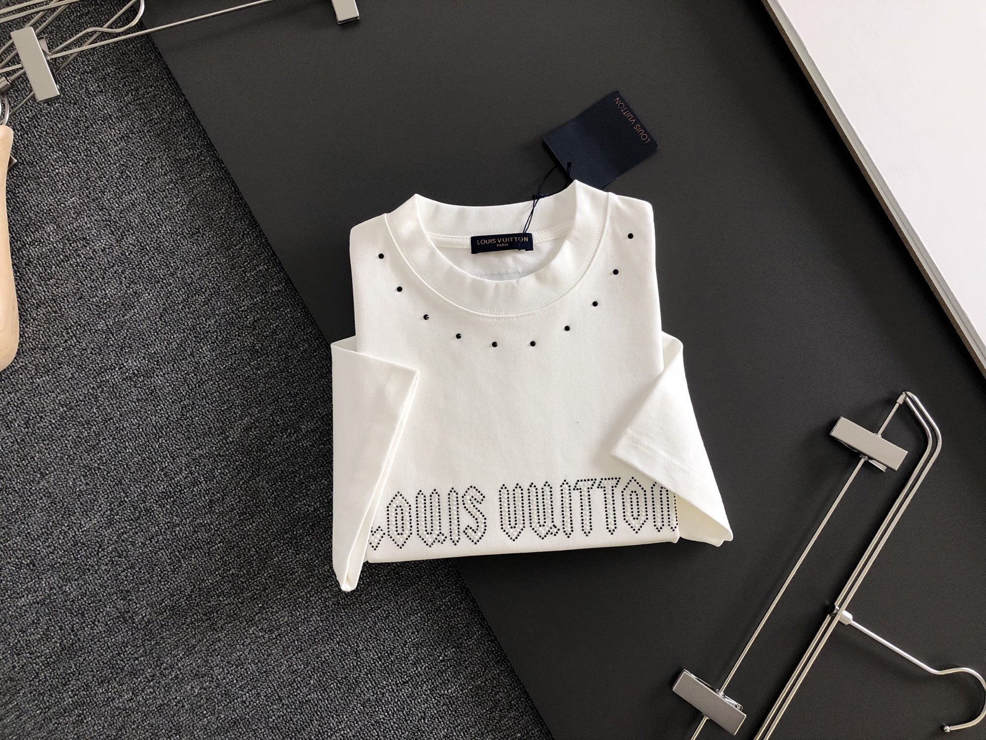 1V 2026SS早春新款重工烫钻圆领T恤，定织定染纯棉300克重洗水面料，做工精细。男女同款宽松落肩版