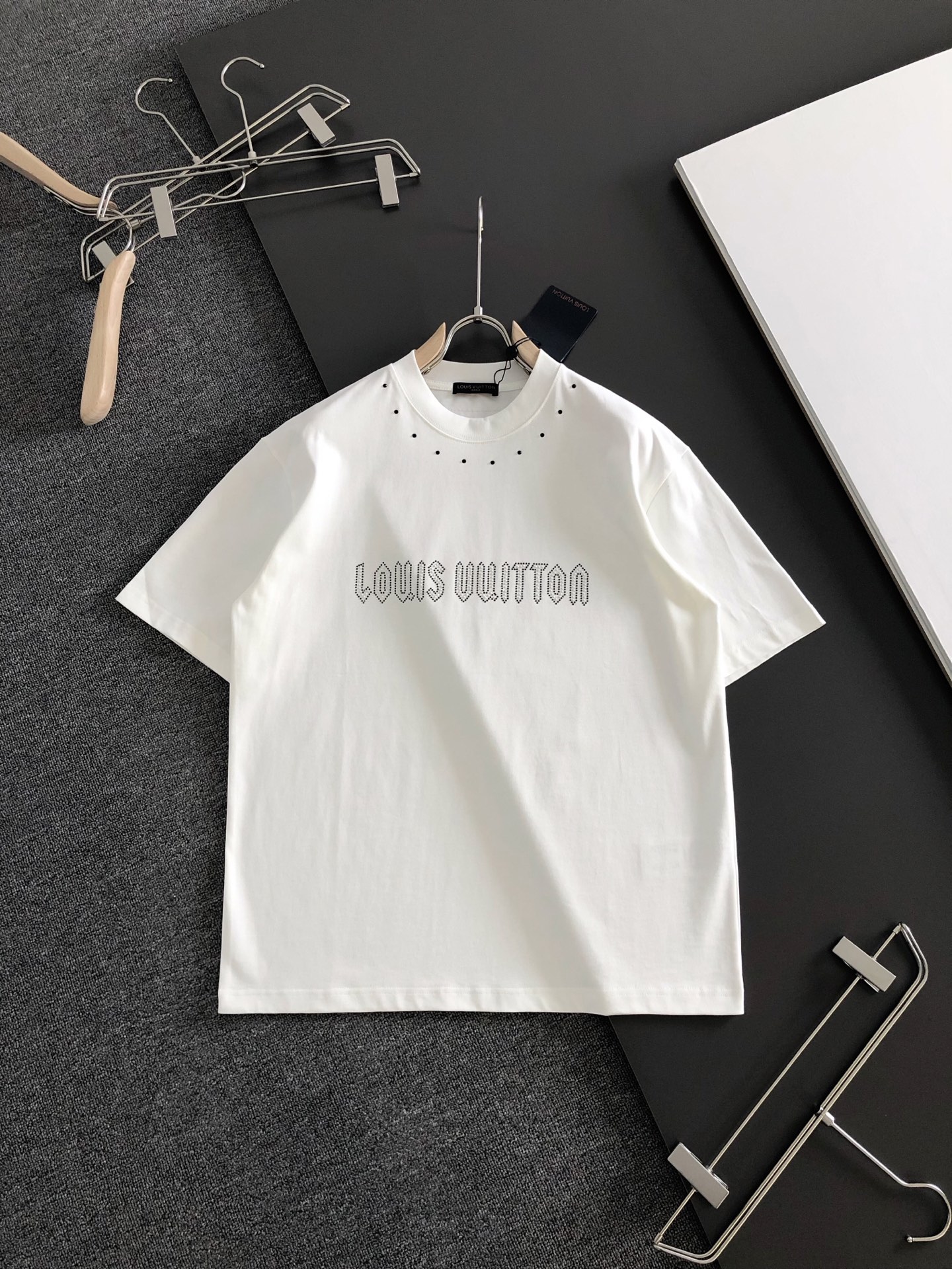 1V 2026SS早春新款重工烫钻圆领T恤，定织定染纯棉300克重洗水面料，做工精细。男女同款宽松落肩版