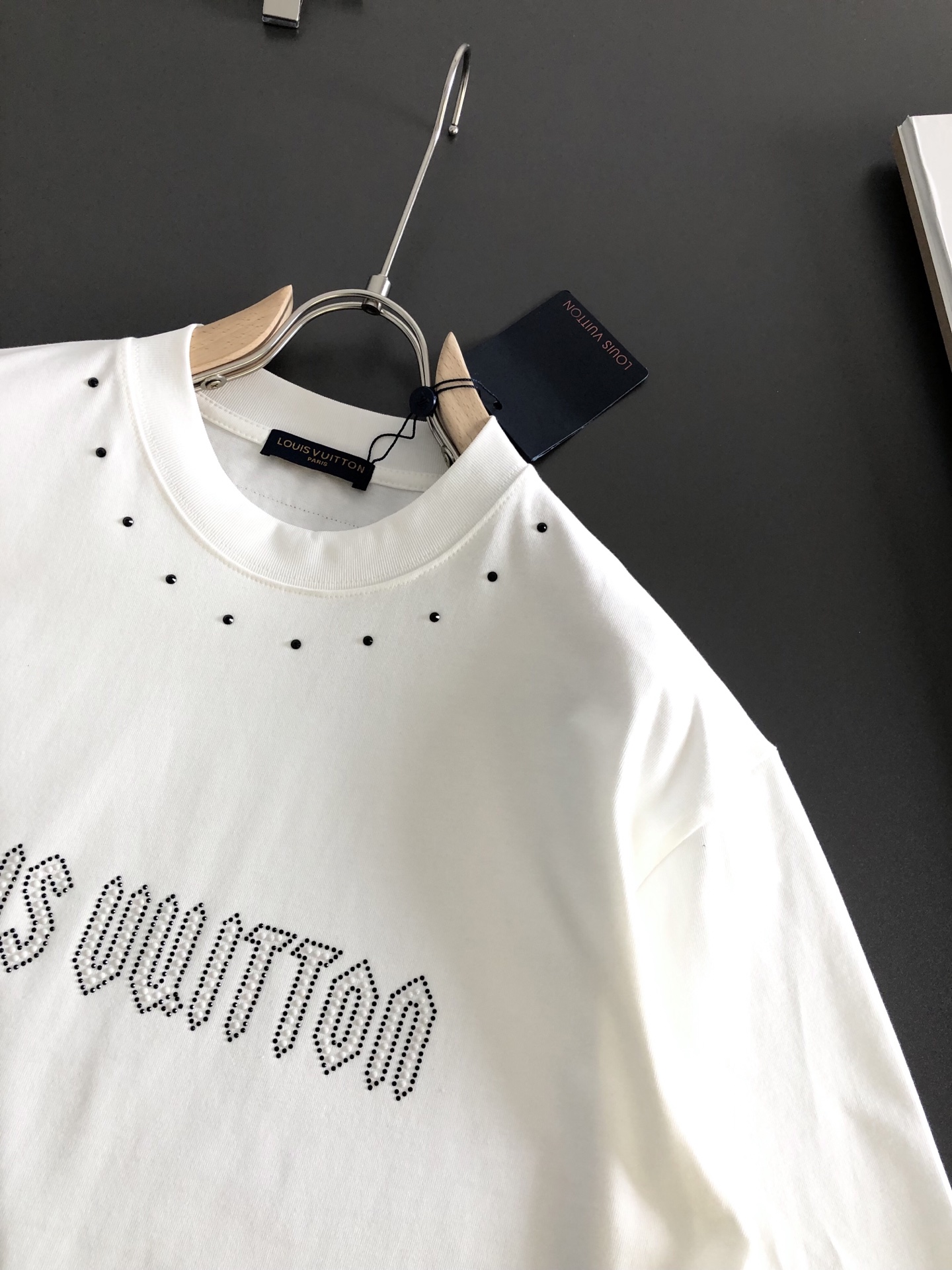 1V 2026SS早春新款重工烫钻圆领T恤，定织定染纯棉300克重洗水面料，做工精细。男女同款宽松落肩版