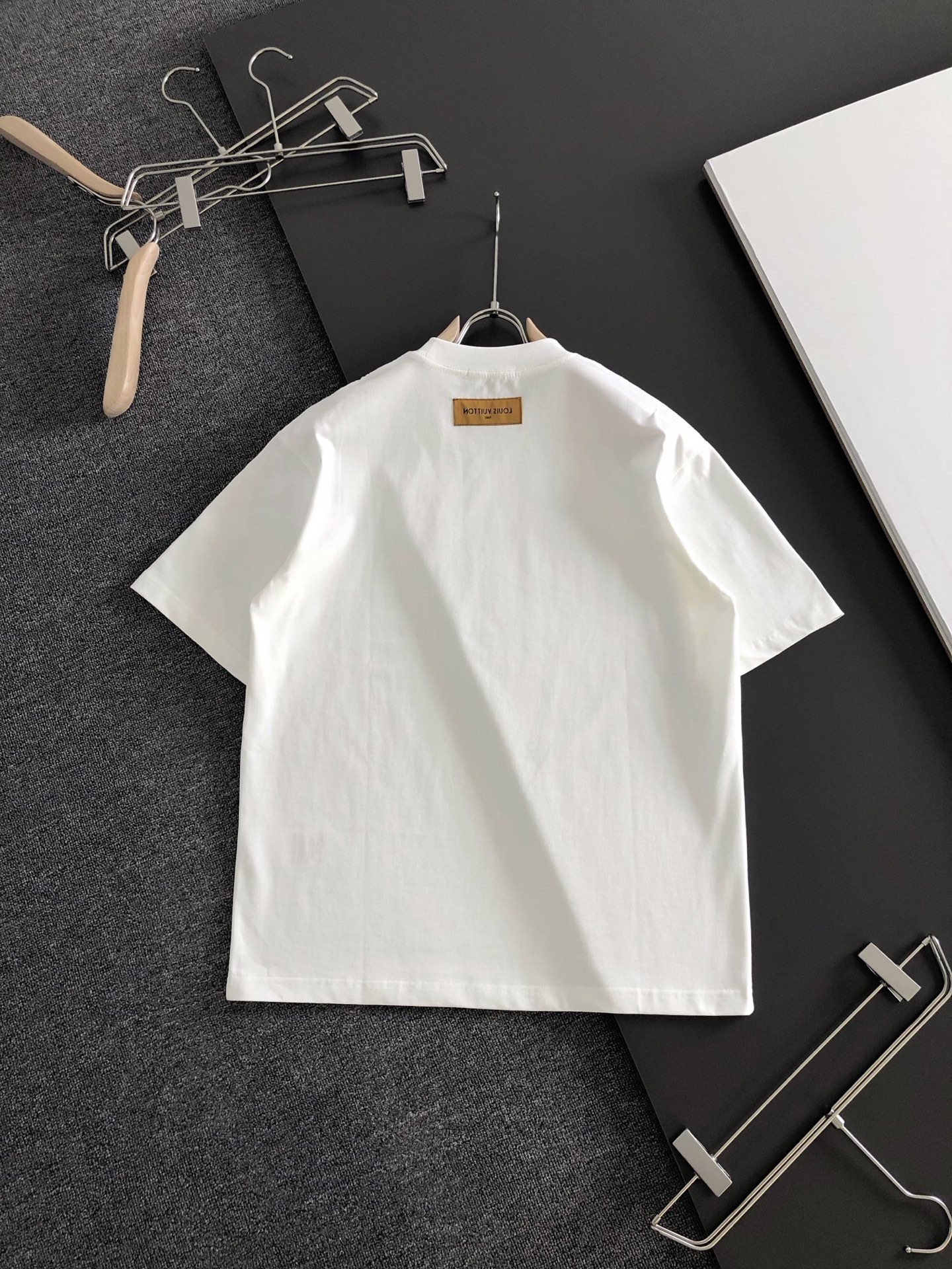 1V 2026SS早春新款重工烫钻圆领T恤，定织定染纯棉300克重洗水面料，做工精细。男女同款宽松落肩版