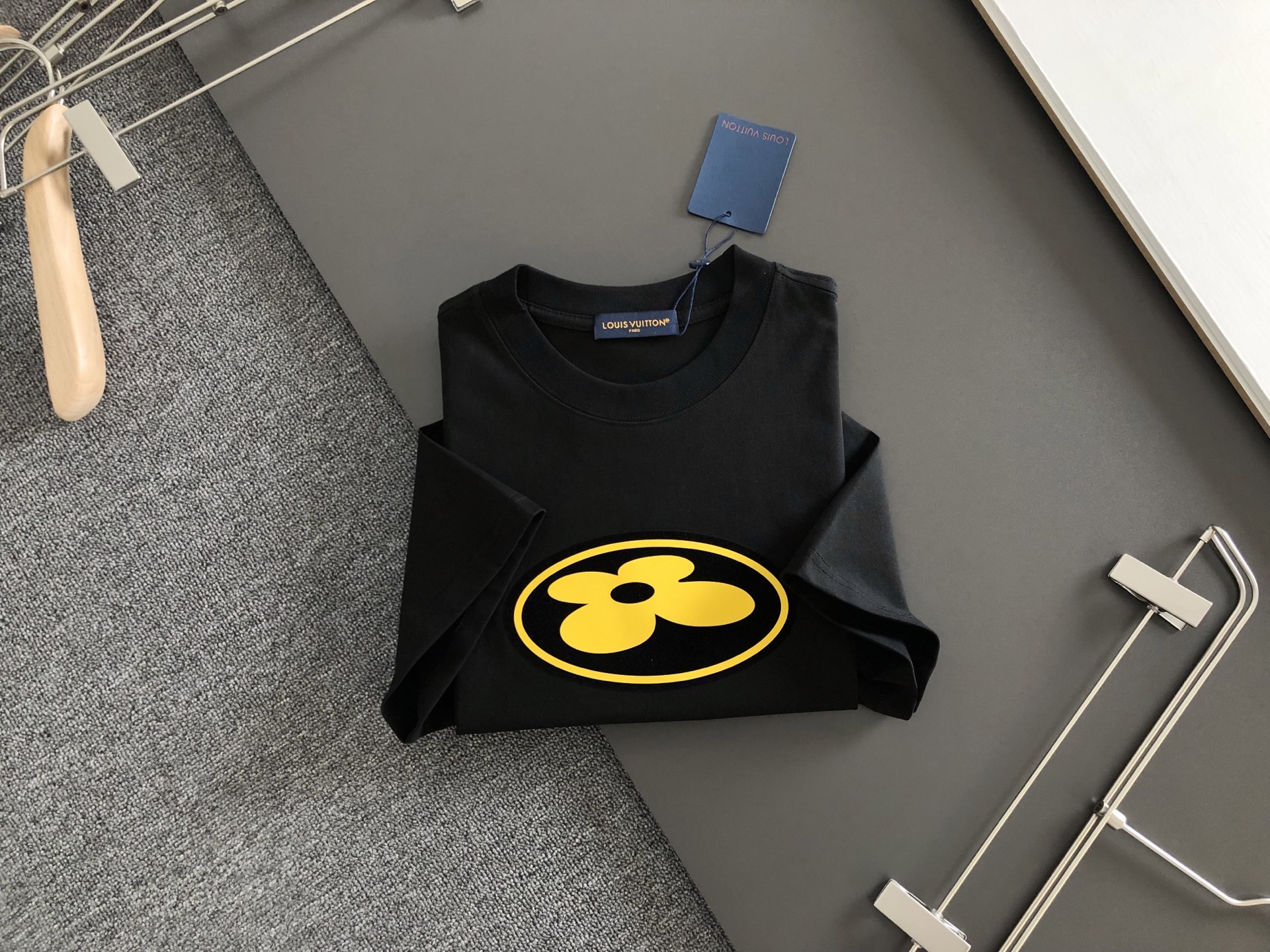 1V 2026SS早春新款圆领T恤，定织定染纯棉300克重洗水面料，做工精细。男女同款宽松落肩版型，时尚