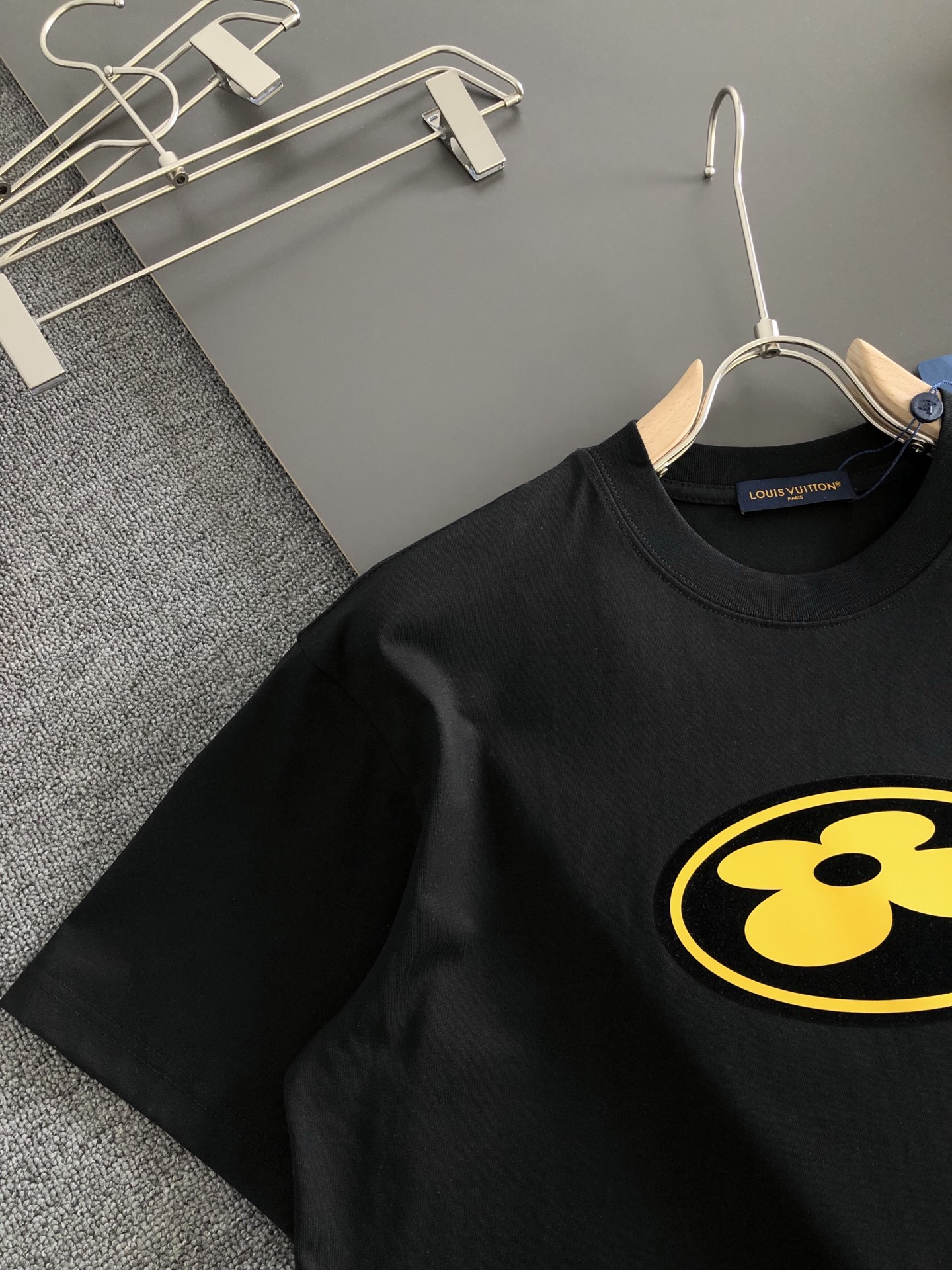 1V 2026SS早春新款圆领T恤，定织定染纯棉300克重洗水面料，做工精细。男女同款宽松落肩版型，时尚