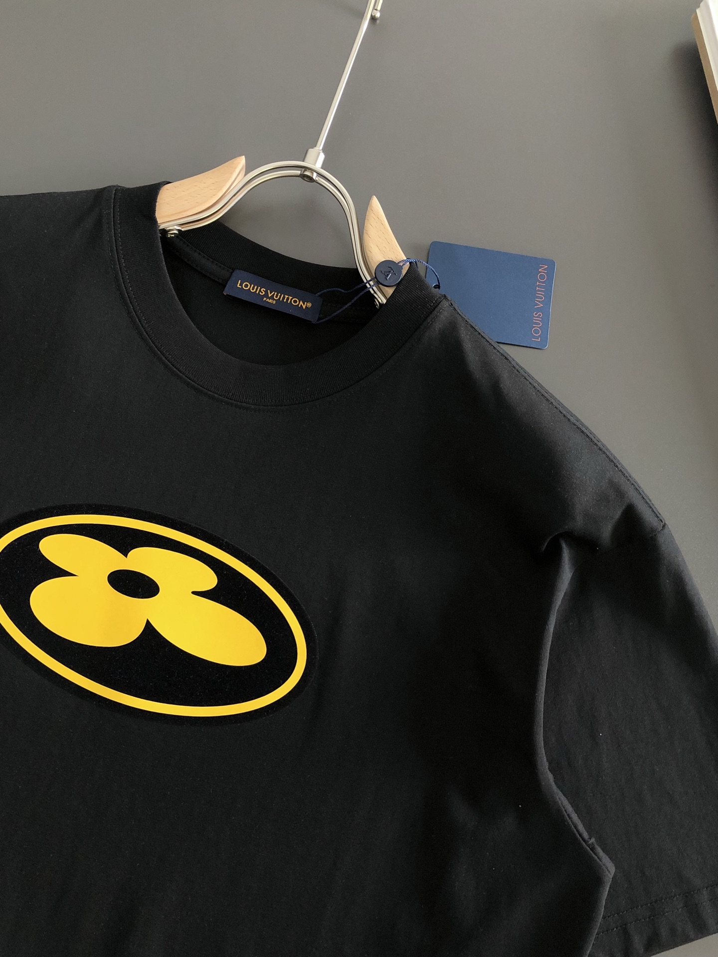 1V 2026SS早春新款圆领T恤，定织定染纯棉300克重洗水面料，做工精细。男女同款宽松落肩版型，时尚