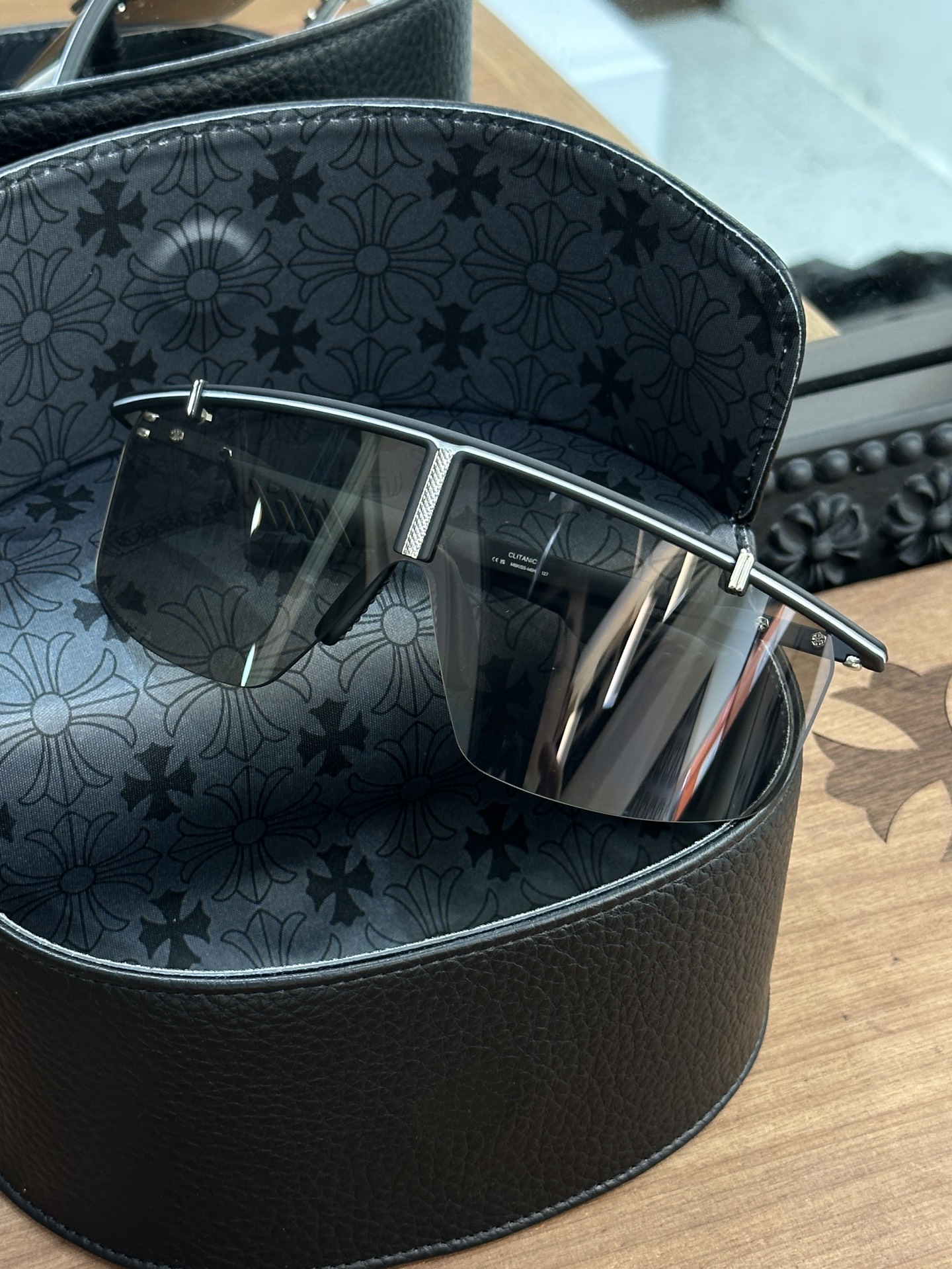 Chromehearts CLITANIC riding sunglasses, black frame with 925 silver detailing, exquisite craftsmanship. The lenses feature a 450-curve design, windproof and UV-protective, suitable for various sports scenarios. Non-titanium version!!!