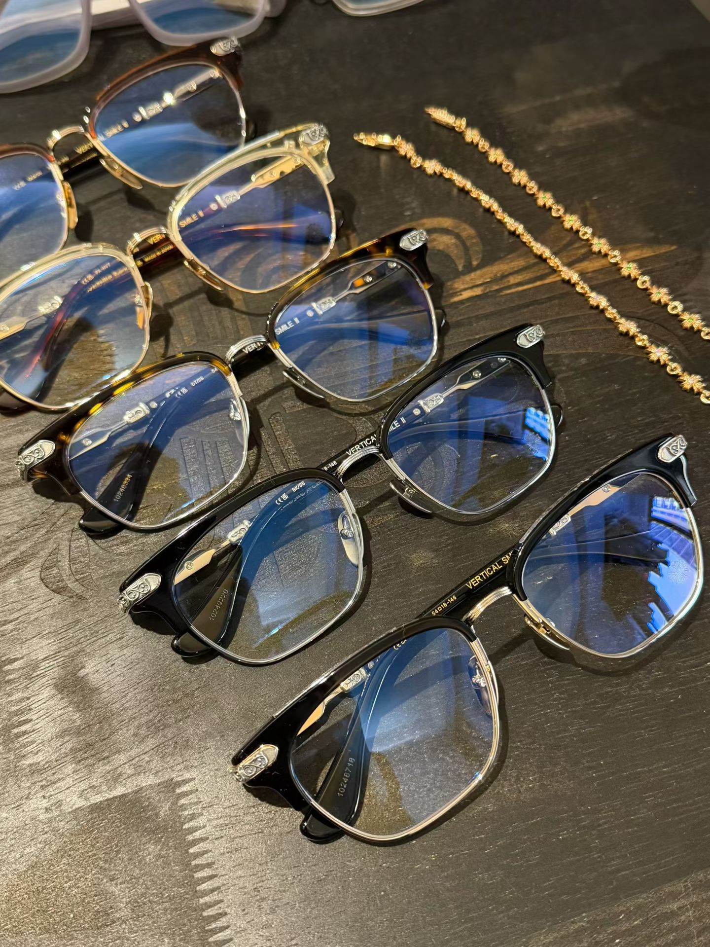 Trending item: Jay Chou's same-style vine-patterned glasses, available in five styles. A pair with plenty of silver accents, instantly elevating your look by several levels.