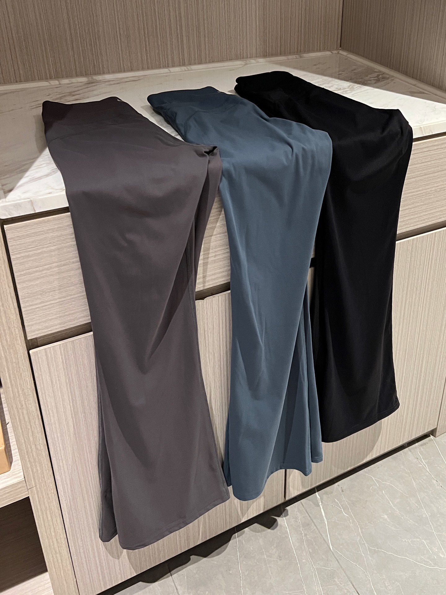 【lululemon喇叭裤】颜色：黑色/石墨灰/铁蓝色尺码：2码/4码/6码/8码