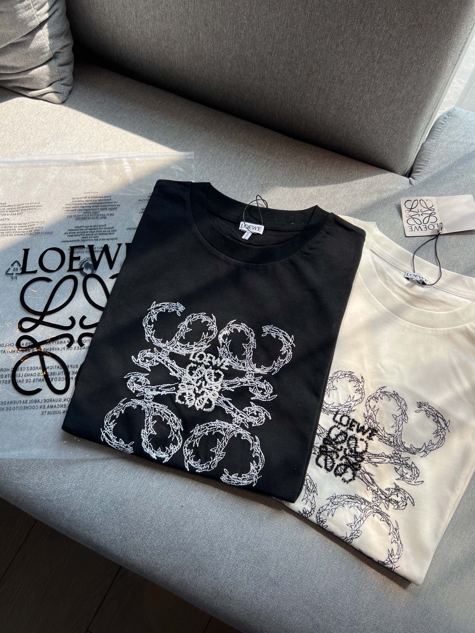 【Loewe刺绣短袖T恤】颜色：黑色/白色尺码：SML